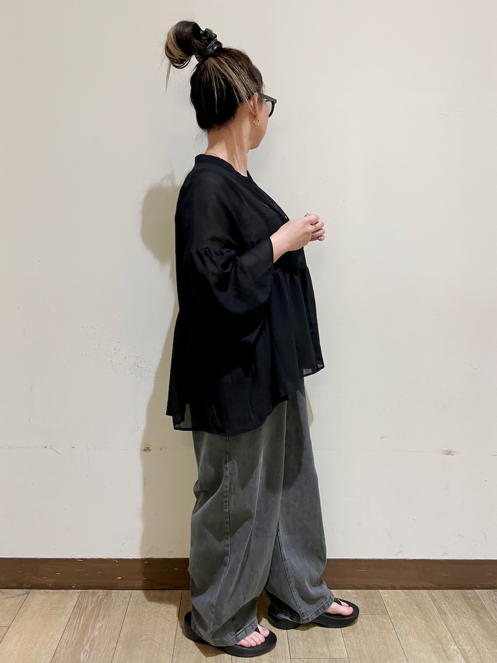 ブラック系のシャツ/ブラウス、ホワイト系のタンクトップ、ブラック系のサロペット/オーバーオールを着用したレディースの夏コーディネートの4枚目の写真