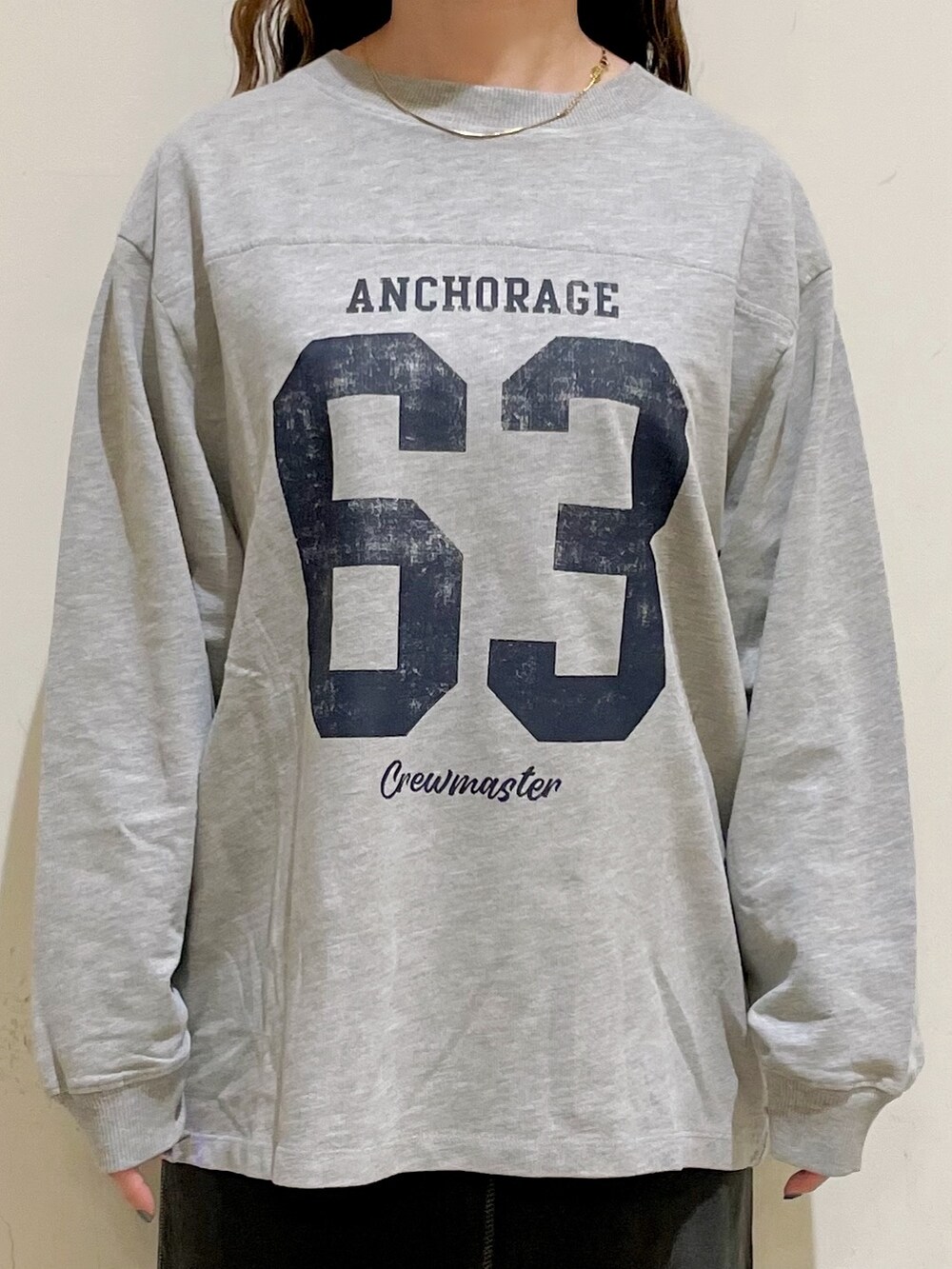 ブルー系のシャツ/ブラウス、グレー系のTシャツ/カットソー、グレー系のスカートを着用したレディースの秋コーディネートの8枚目の写真