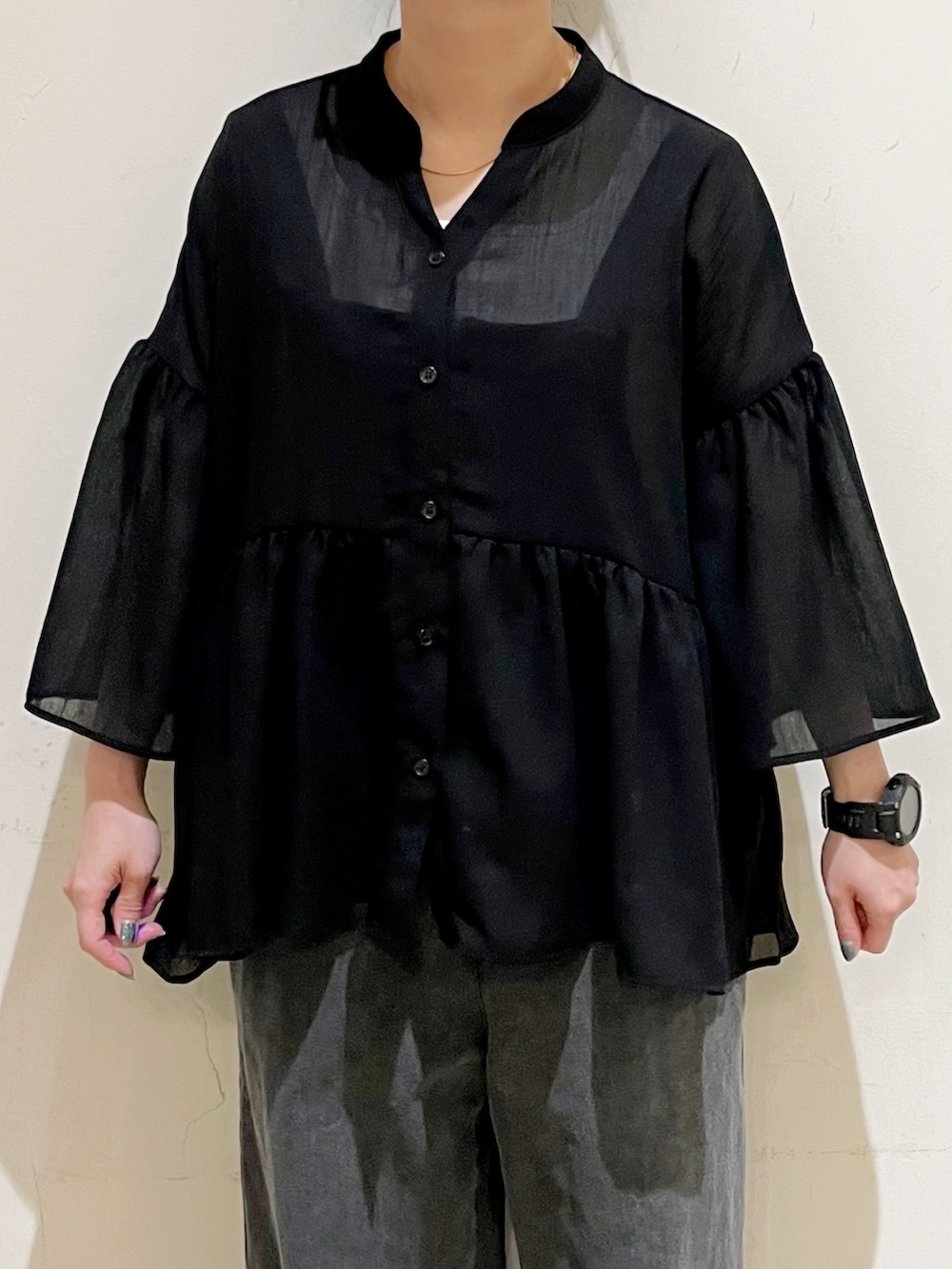ブラック系のシャツ/ブラウス、ホワイト系のタンクトップ、ブラック系のサロペット/オーバーオールを着用したレディースの夏コーディネートの7枚目の写真