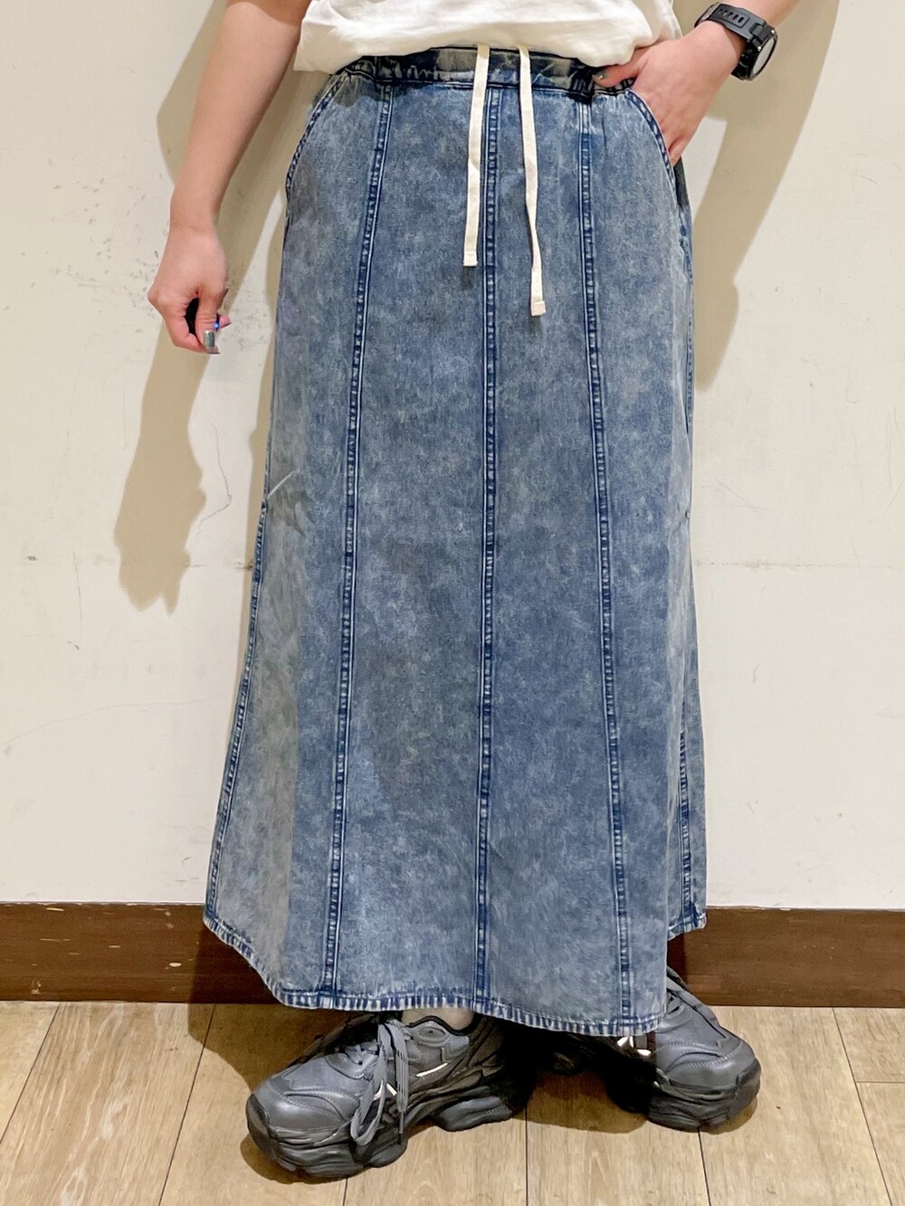 ホワイト系のTシャツ/カットソー、ベージュ系のトートバッグ、ホワイト系のベストを着用したレディースの夏コーディネートの9枚目の写真