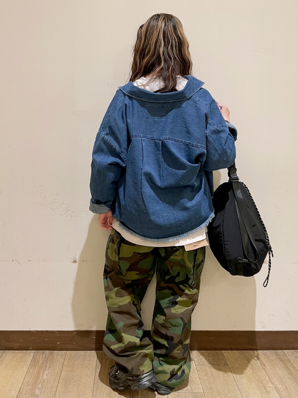 グレー系のスウェット、ブルー系のシャツ/ブラウス、グリーン系のその他パンツを着用したレディースの秋コーディネートの2枚目の写真