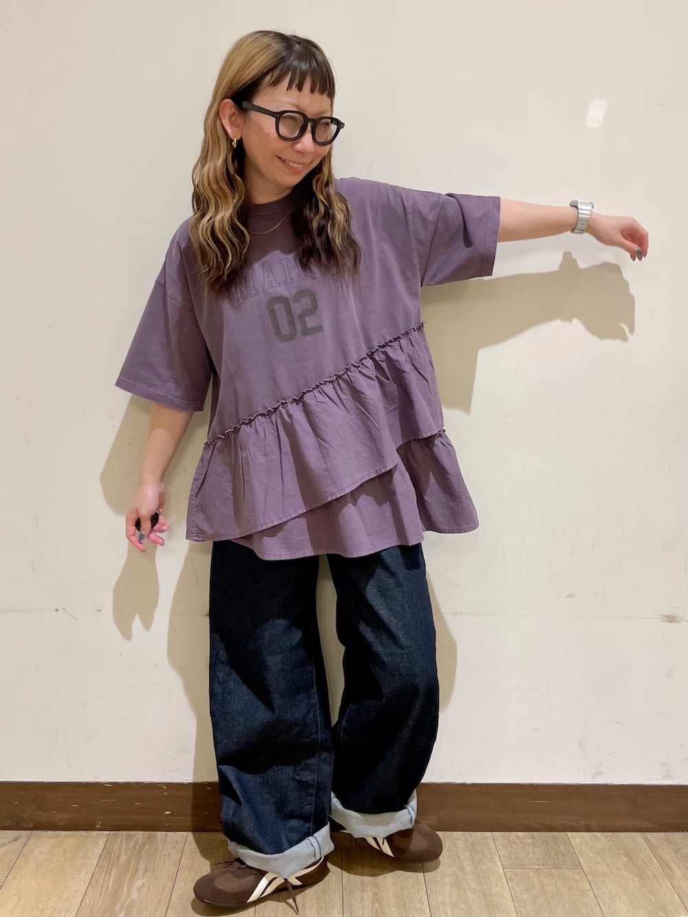 ブラウン系のシャツ/ブラウス、パープル系のTシャツ/カットソー、ブルー系のデニムパンツを着用したレディースの夏コーディネートの5枚目の写真