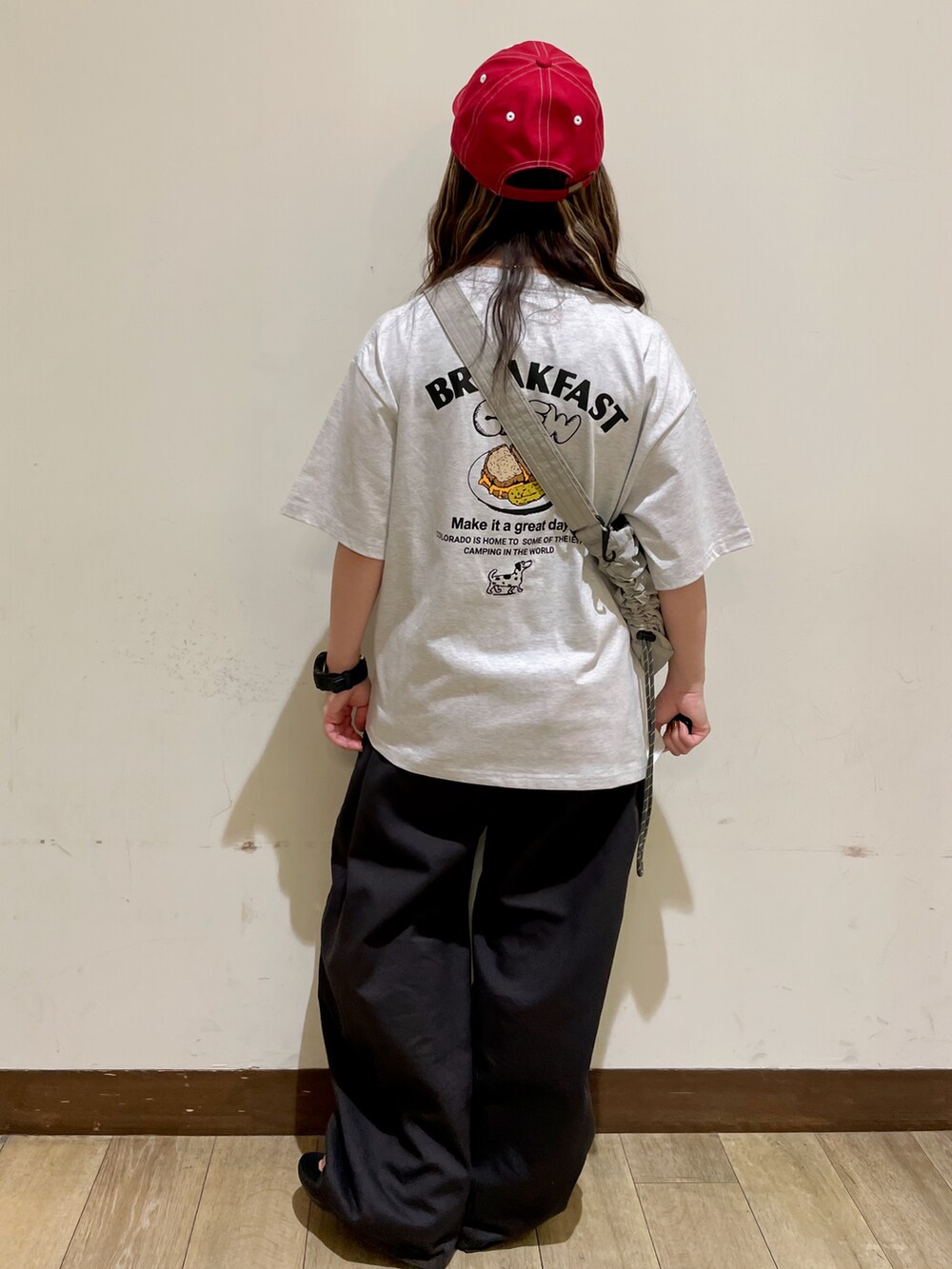 グレー系のTシャツ/カットソー、グレー系のその他パンツ、グレー系のショルダーバッグを着用したレディースの夏コーディネートの2枚目の写真
