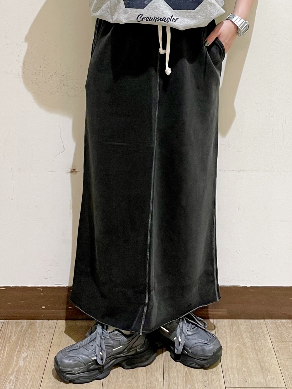 ブルー系のシャツ/ブラウス、グレー系のTシャツ/カットソー、グレー系のスカートを着用したレディースの秋コーディネートの9枚目の写真