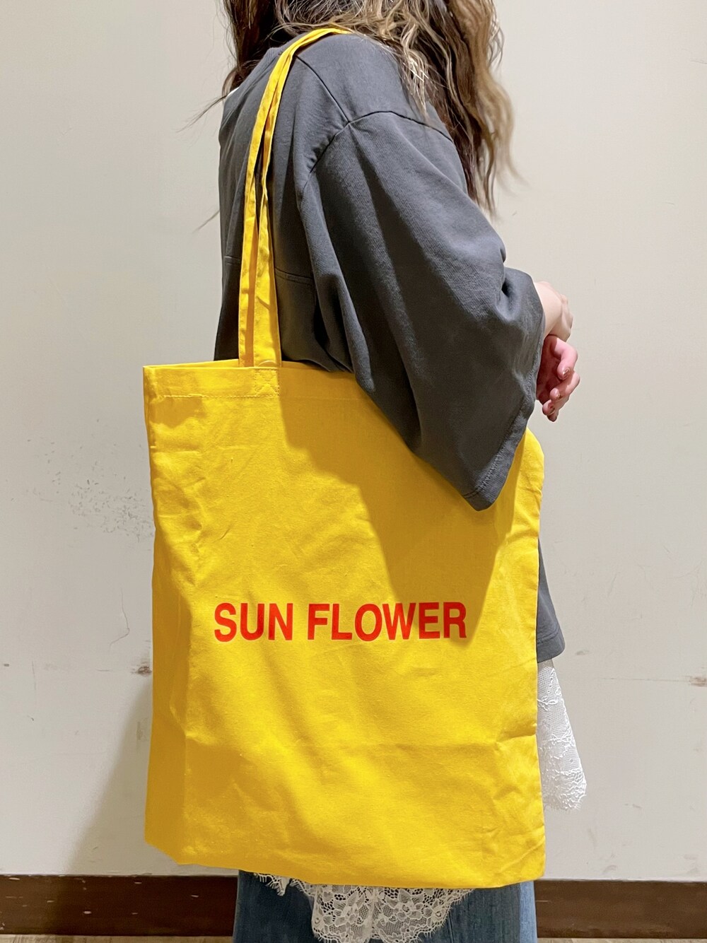 グレー系のTシャツ/カットソー、ホワイト系のTシャツ/カットソー、ブルー系のデニムパンツを着用したレディースの夏コーディネートの3枚目の写真