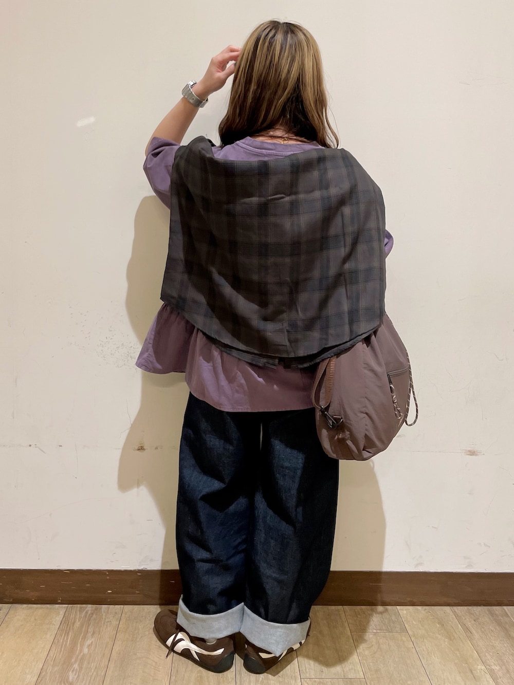 ブラウン系のシャツ/ブラウス、パープル系のTシャツ/カットソー、ブルー系のデニムパンツを着用したレディースの夏コーディネートの2枚目の写真