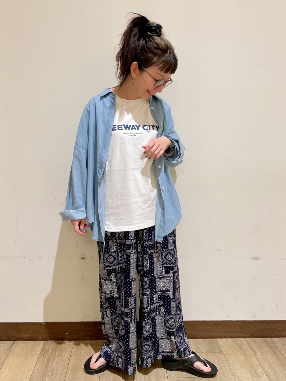 ブルー系のシャツ/ブラウス、ホワイト系のTシャツ/カットソー、ブルー系のその他パンツを着用したレディースの夏コーディネートの5枚目の写真