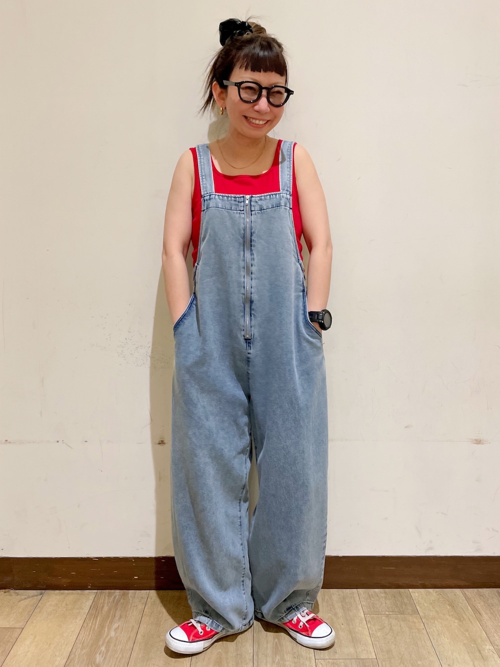 ブルー系のサロペット/オーバーオール、ホワイト系のシャツ/ブラウス、ピンク系のタンクトップを着用したレディースの夏コーディネートの9枚目の写真