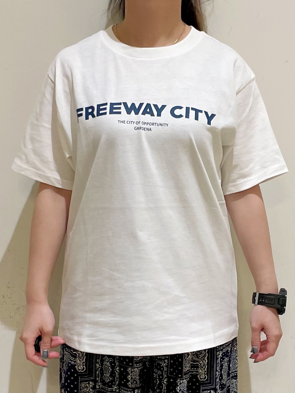 ブルー系のシャツ/ブラウス、ホワイト系のTシャツ/カットソー、ブルー系のその他パンツを着用したレディースの夏コーディネートの8枚目の写真