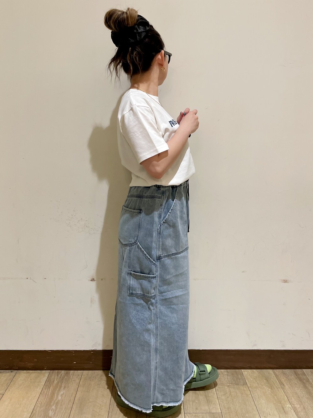 ホワイト系のTシャツ/カットソー、グリーン系のサンダル、ホワイト系のショルダーバッグを着用したレディースの夏コーディネートの5枚目の写真