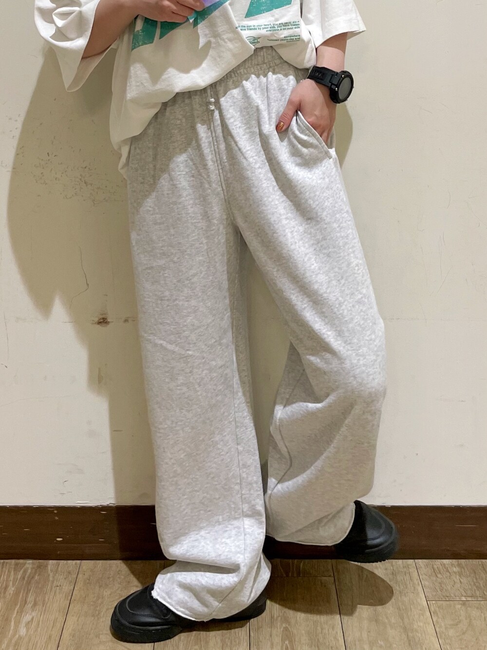 ホワイト系のTシャツ/カットソー、ブラック系のベスト、グレー系のその他パンツを着用したレディースの夏コーディネートの7枚目の写真