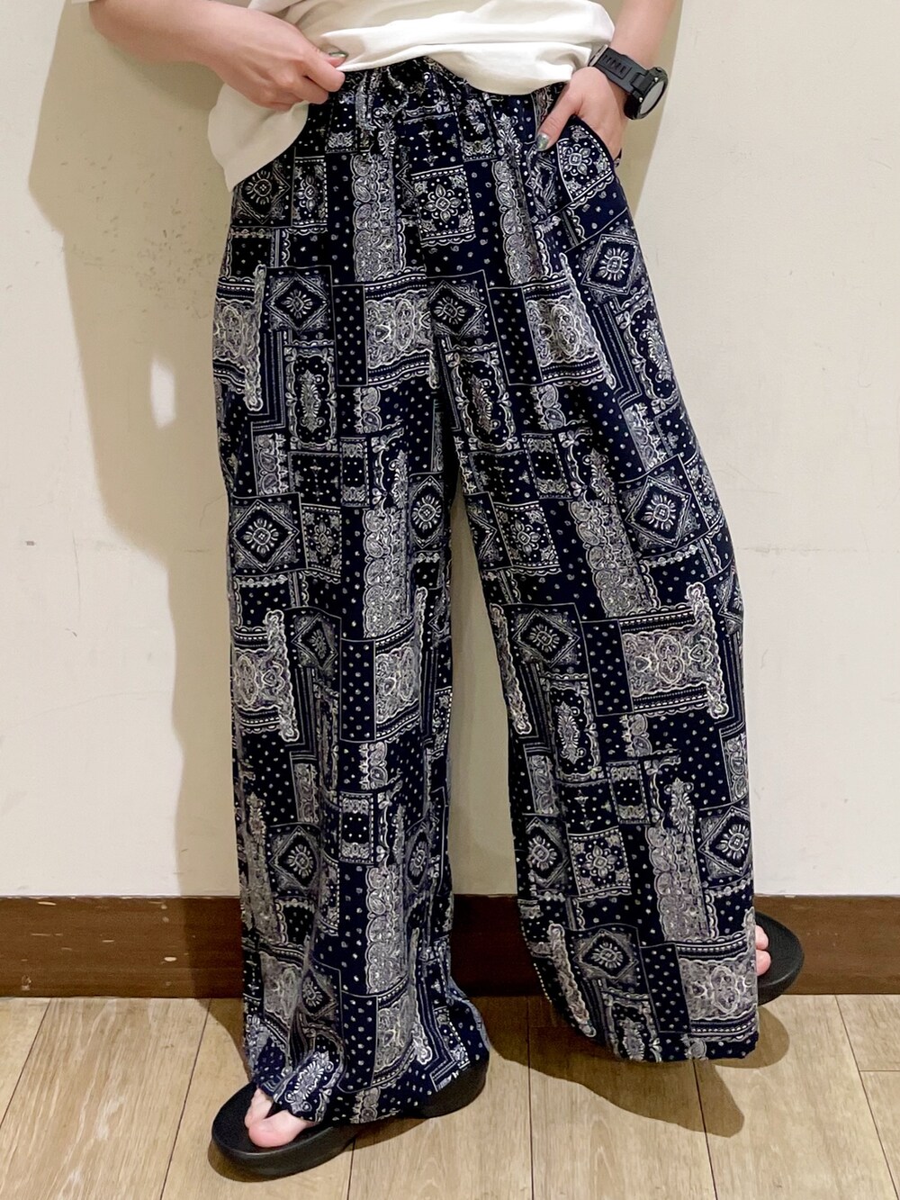 ブルー系のシャツ/ブラウス、ホワイト系のTシャツ/カットソー、ブルー系のその他パンツを着用したレディースの夏コーディネートの9枚目の写真