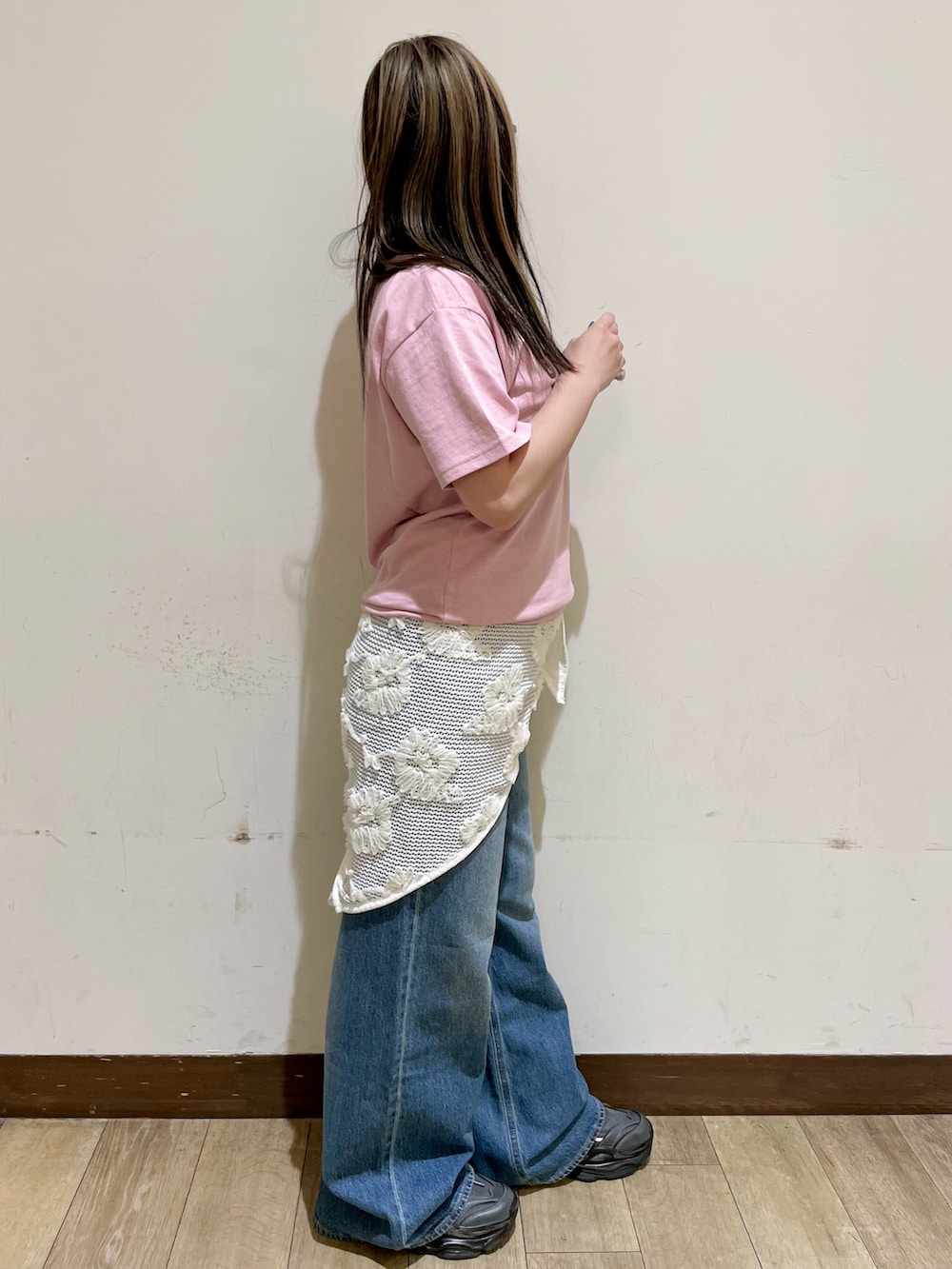 ピンク系のTシャツ/カットソー、ブルー系のデニムパンツ、ベージュ系のショルダーバッグを着用したレディースの夏コーディネートの5枚目の写真