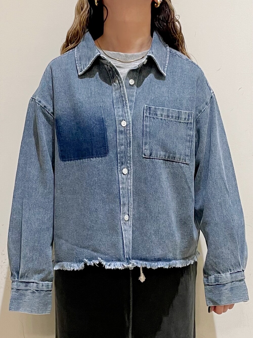 ブルー系のシャツ/ブラウス、グレー系のTシャツ/カットソー、グレー系のスカートを着用したレディースの秋コーディネートの6枚目の写真