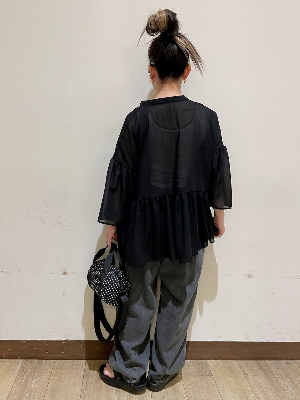 ブラック系のシャツ/ブラウス、ホワイト系のタンクトップ、ブラック系のサロペット/オーバーオールを着用したレディースの夏コーディネートの2枚目の写真