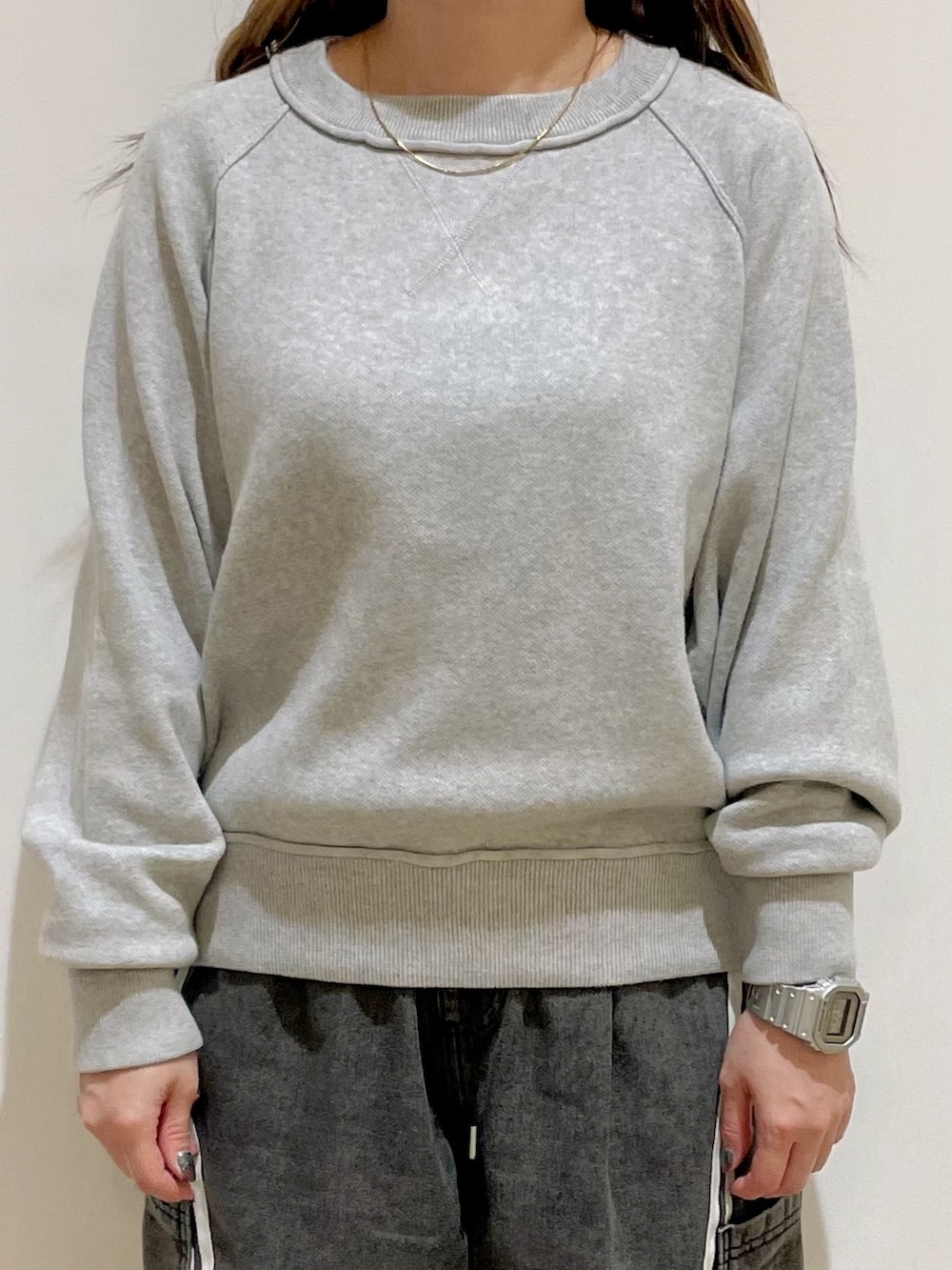 グレー系のニット/セーター、ブラック系のシャツ/ブラウス、ブラック系のその他パンツを着用したレディースの秋コーディネートの5枚目の写真