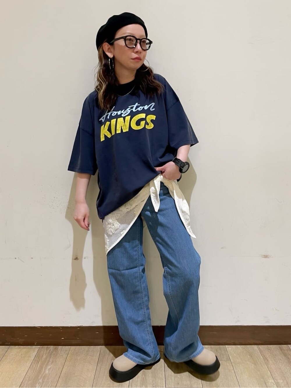 ブルー系のTシャツ/カットソー、ベージュ系のテーラードジャケット、ブルー系のデニムパンツを着用したレディースの春コーディネートの7枚目の写真