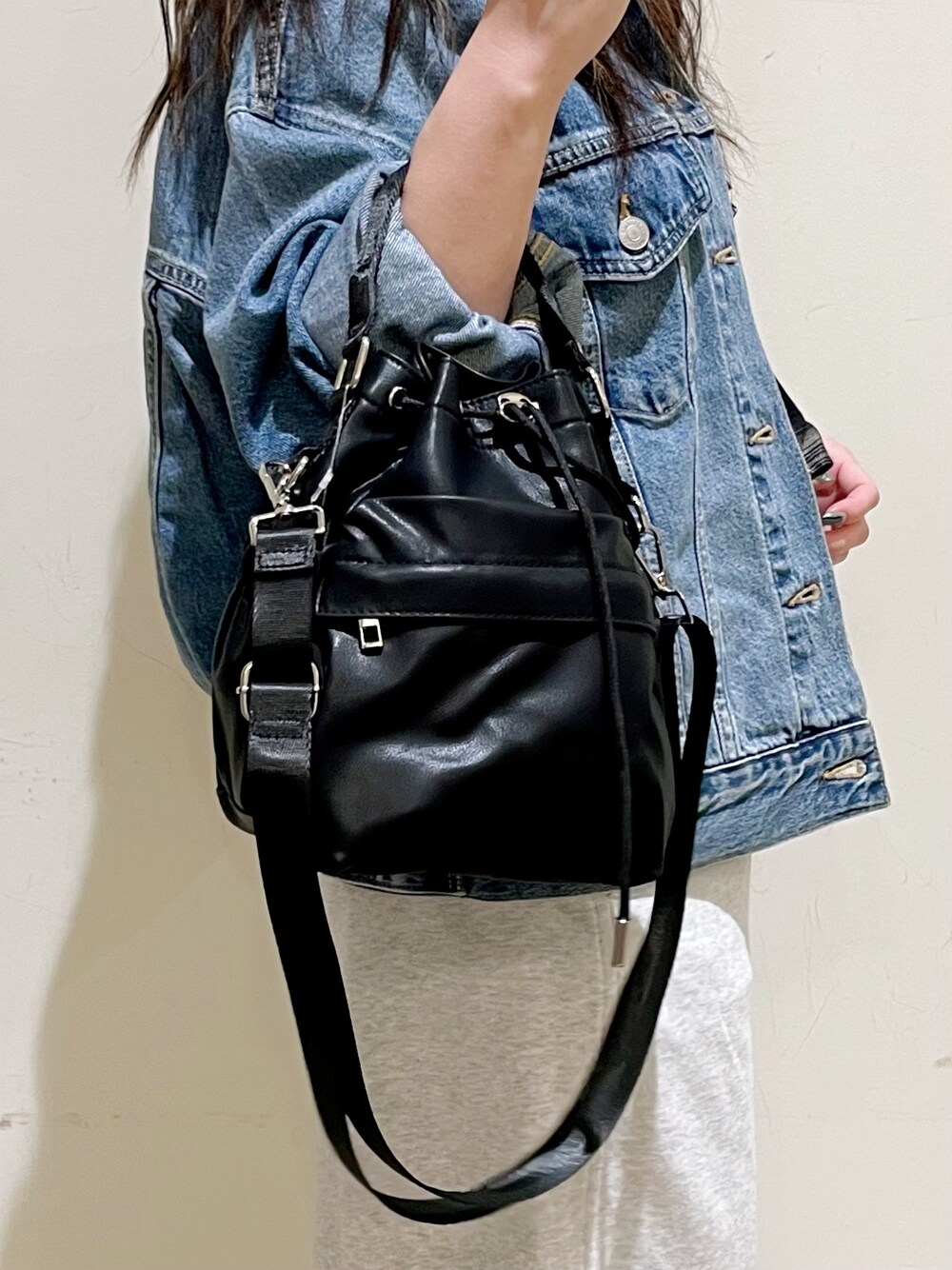 ブルー系のブルゾン、グレー系のその他パンツ、ブラック系のシャツ/ブラウスを着用したレディースの夏コーディネートの3枚目の写真