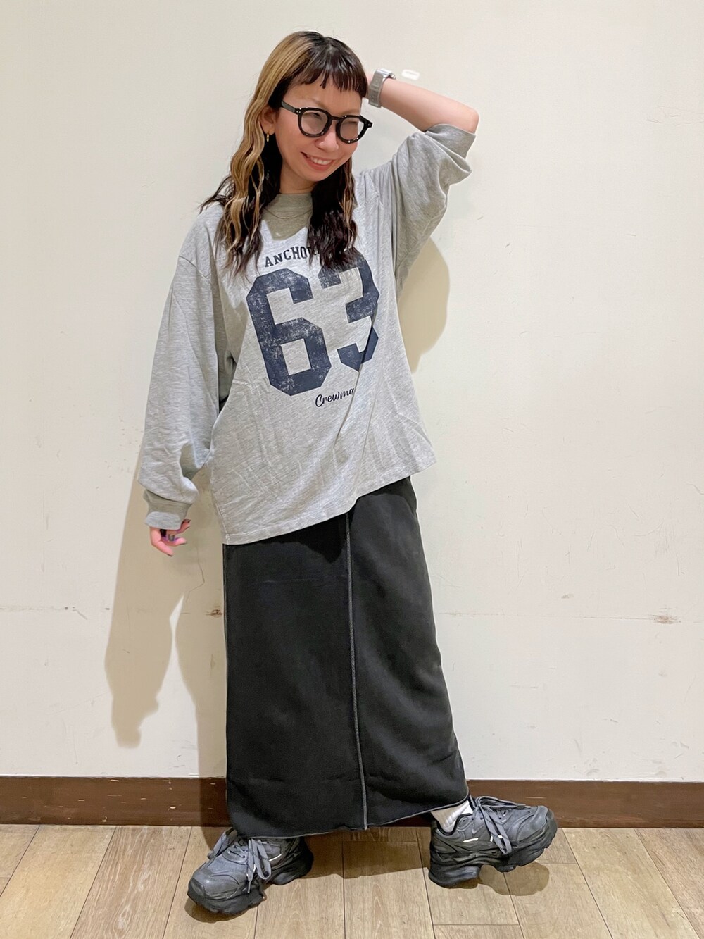 ブルー系のシャツ/ブラウス、グレー系のTシャツ/カットソー、グレー系のスカートを着用したレディースの秋コーディネートの7枚目の写真