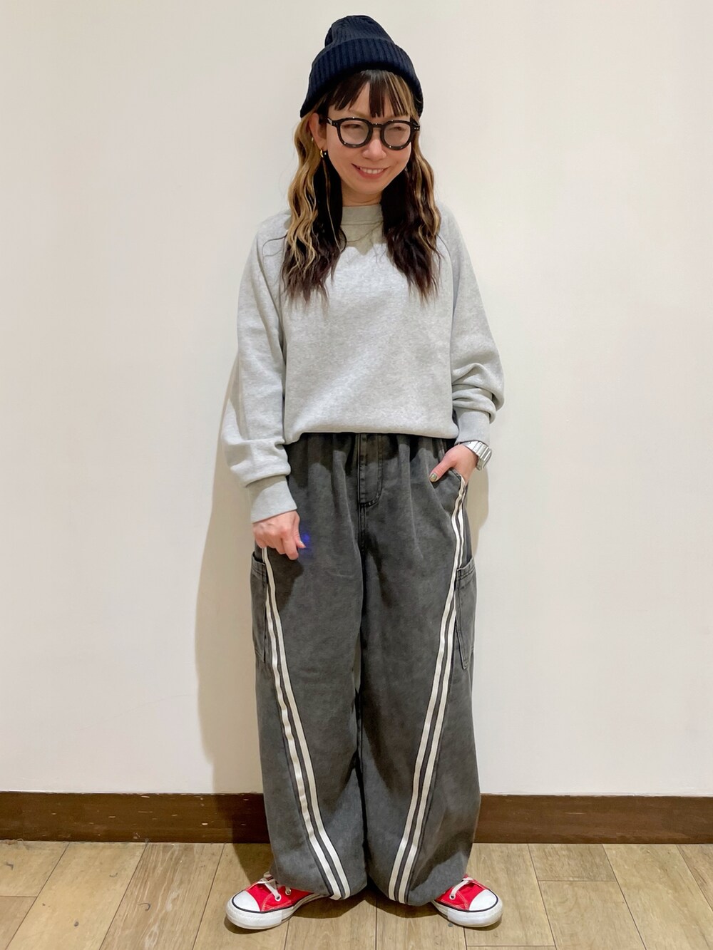 グレー系のニット/セーター、ブラック系のシャツ/ブラウス、ブラック系のその他パンツを着用したレディースの秋コーディネートの4枚目の写真