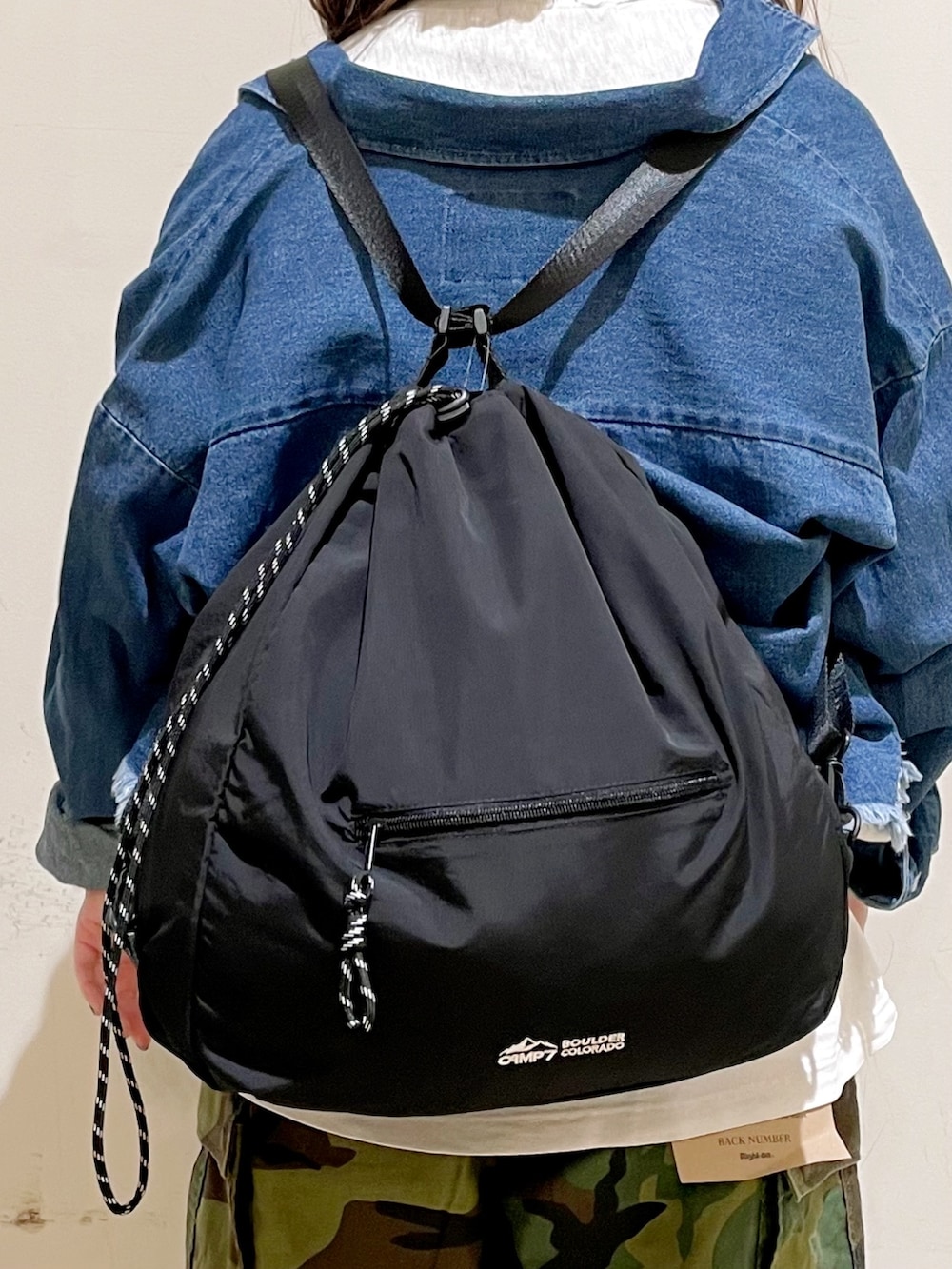グレー系のスウェット、ブルー系のシャツ/ブラウス、グリーン系のその他パンツを着用したレディースの秋コーディネートの3枚目の写真