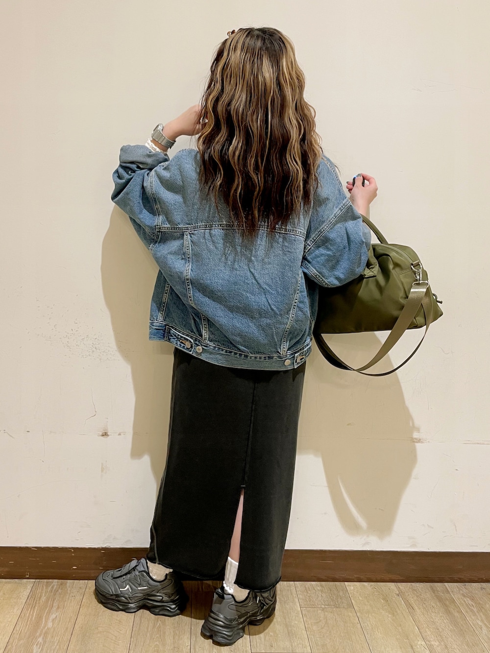 ブルー系のブルゾン、ホワイト系のTシャツ/カットソー、ブラウン系のシャツ/ブラウスを着用したレディースの秋コーディネートの2枚目の写真