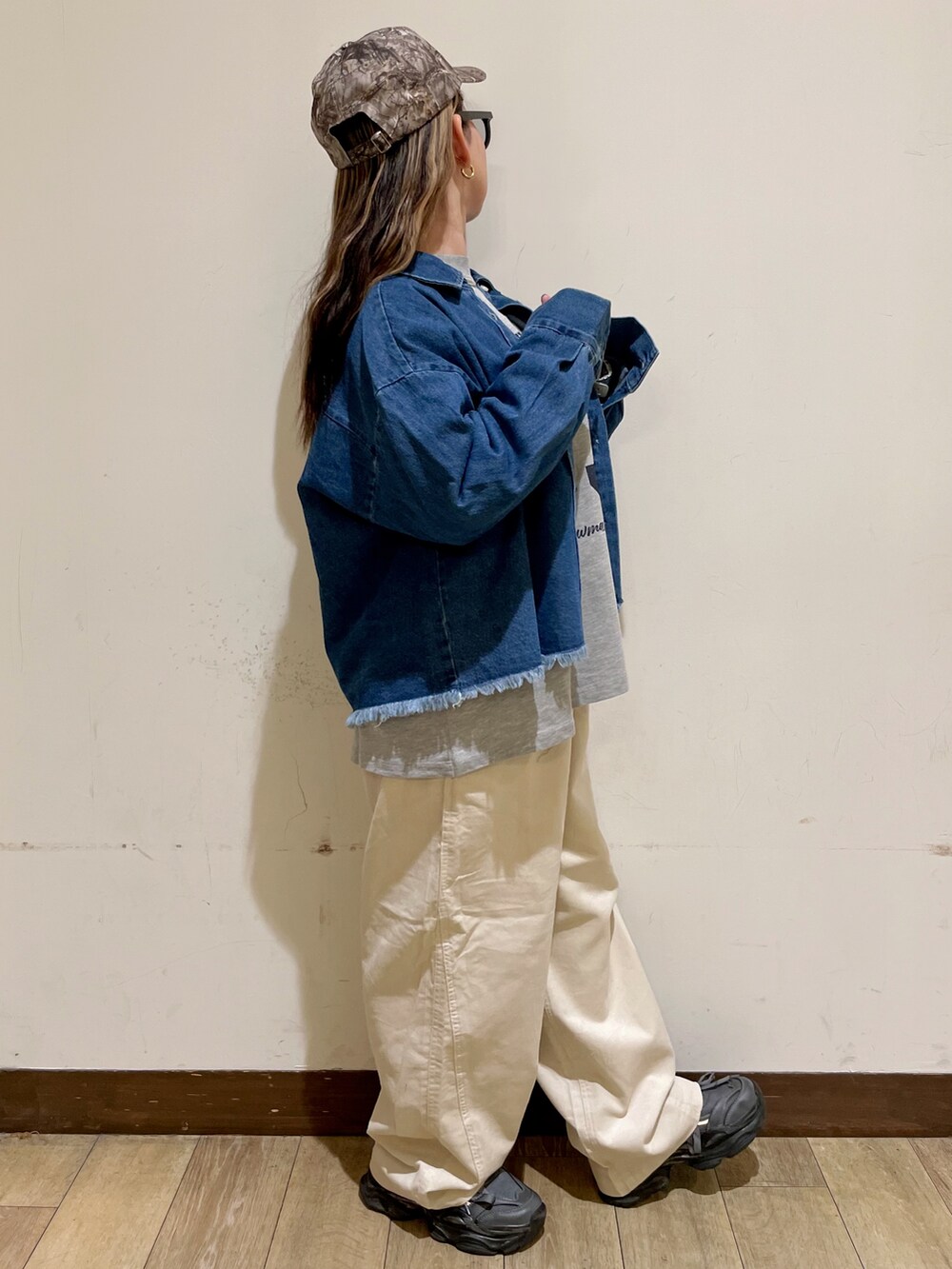 ブルー系のシャツ/ブラウス、グレー系のTシャツ/カットソー、ホワイト系のその他パンツを着用したレディースの秋コーディネートの6枚目の写真
