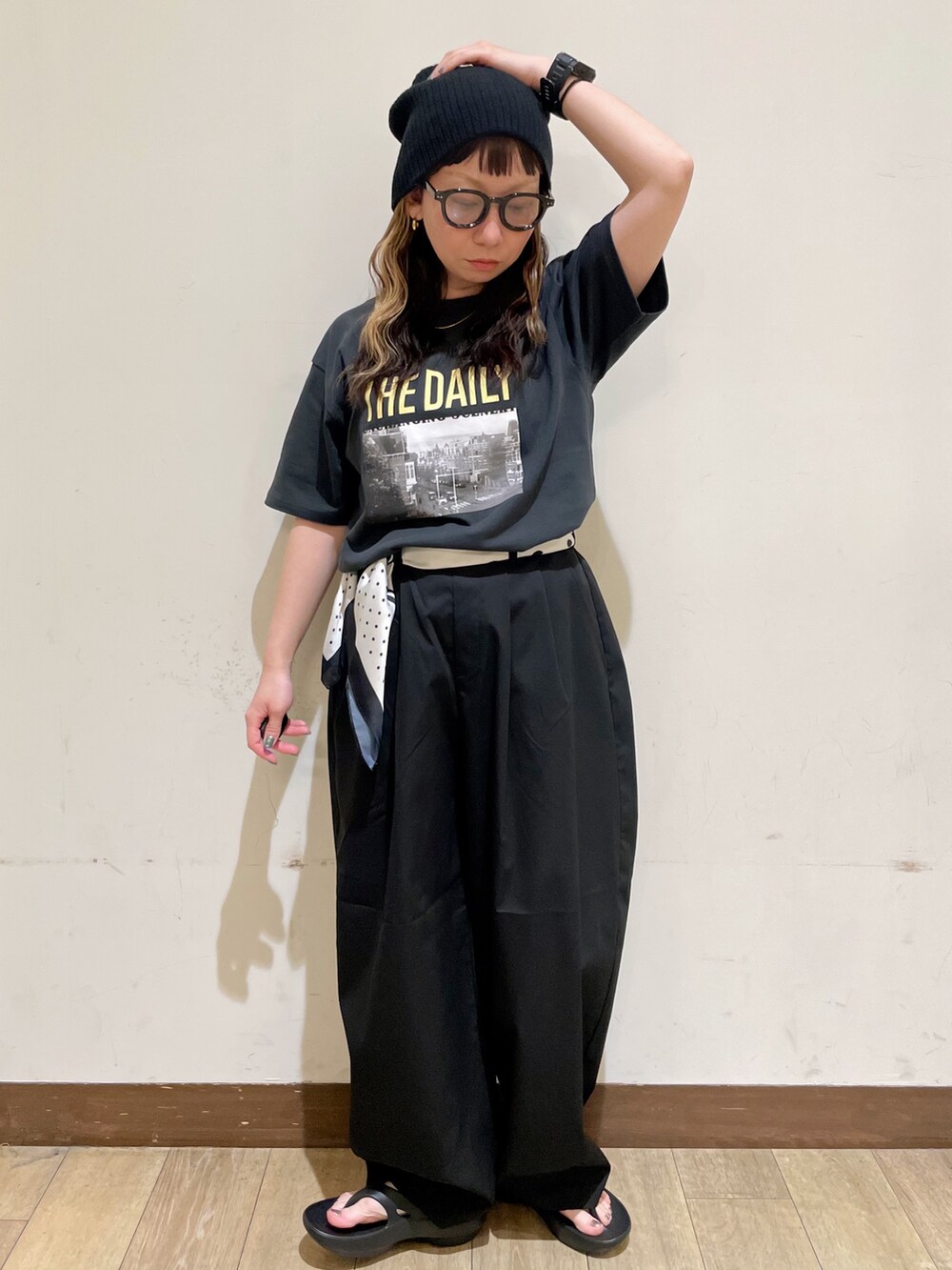グレー系のTシャツ/カットソー、ブラック系のその他パンツ、ブラック系のショルダーバッグを着用したレディースの夏コーディネートの5枚目の写真