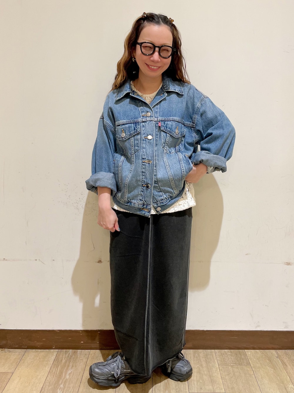 ブルー系のブルゾン、ホワイト系のTシャツ/カットソー、ブラウン系のシャツ/ブラウスを着用したレディースの秋コーディネートの5枚目の写真