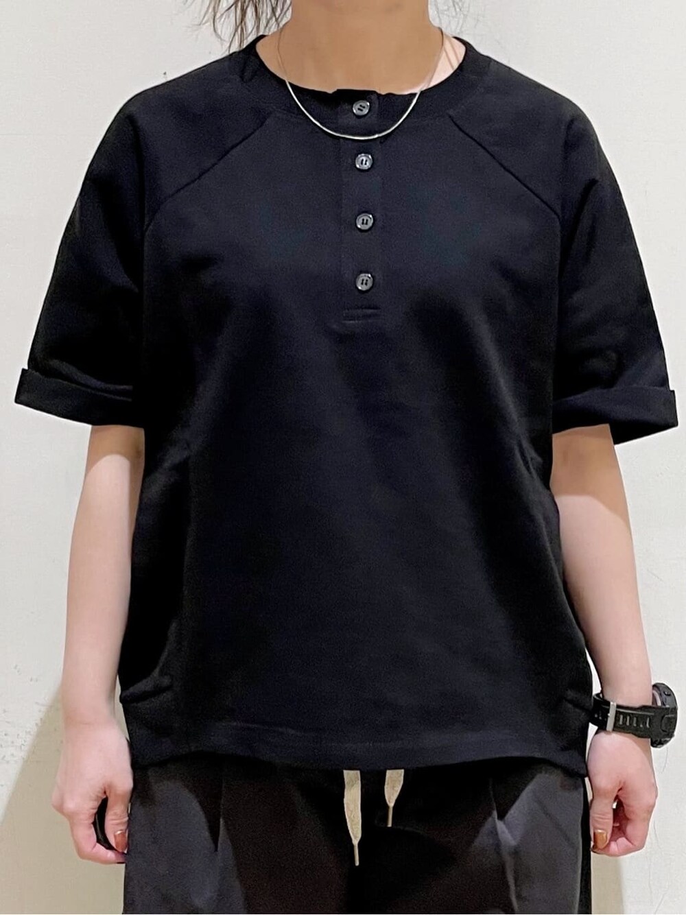 グレー系のショルダーバッグ、グレー系のその他パンツ、ブラック系のその他トップスを着用したレディースの春コーディネートの6枚目の写真