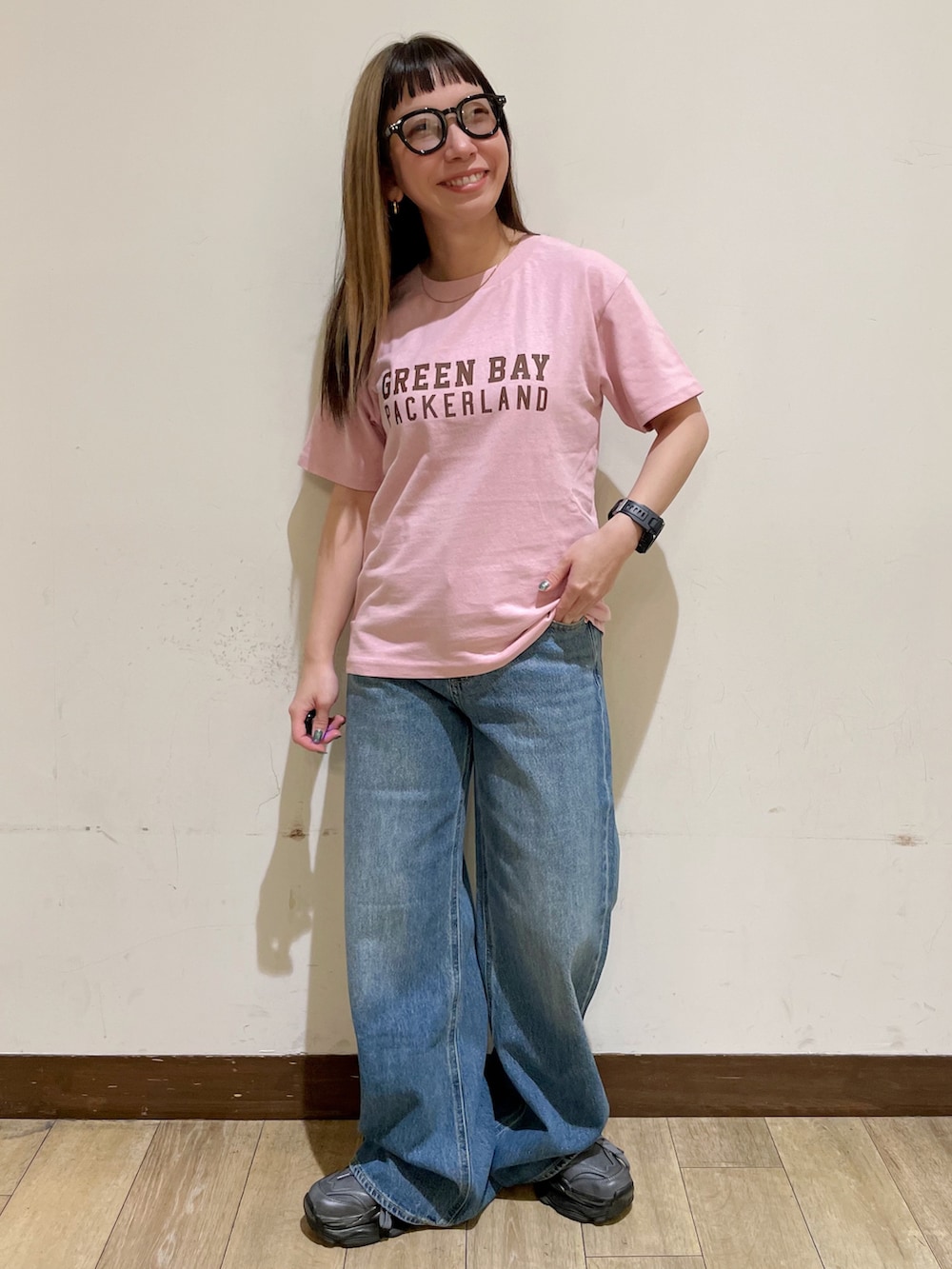 ピンク系のTシャツ/カットソー、ブルー系のデニムパンツ、ベージュ系のショルダーバッグを着用したレディースの夏コーディネートの6枚目の写真