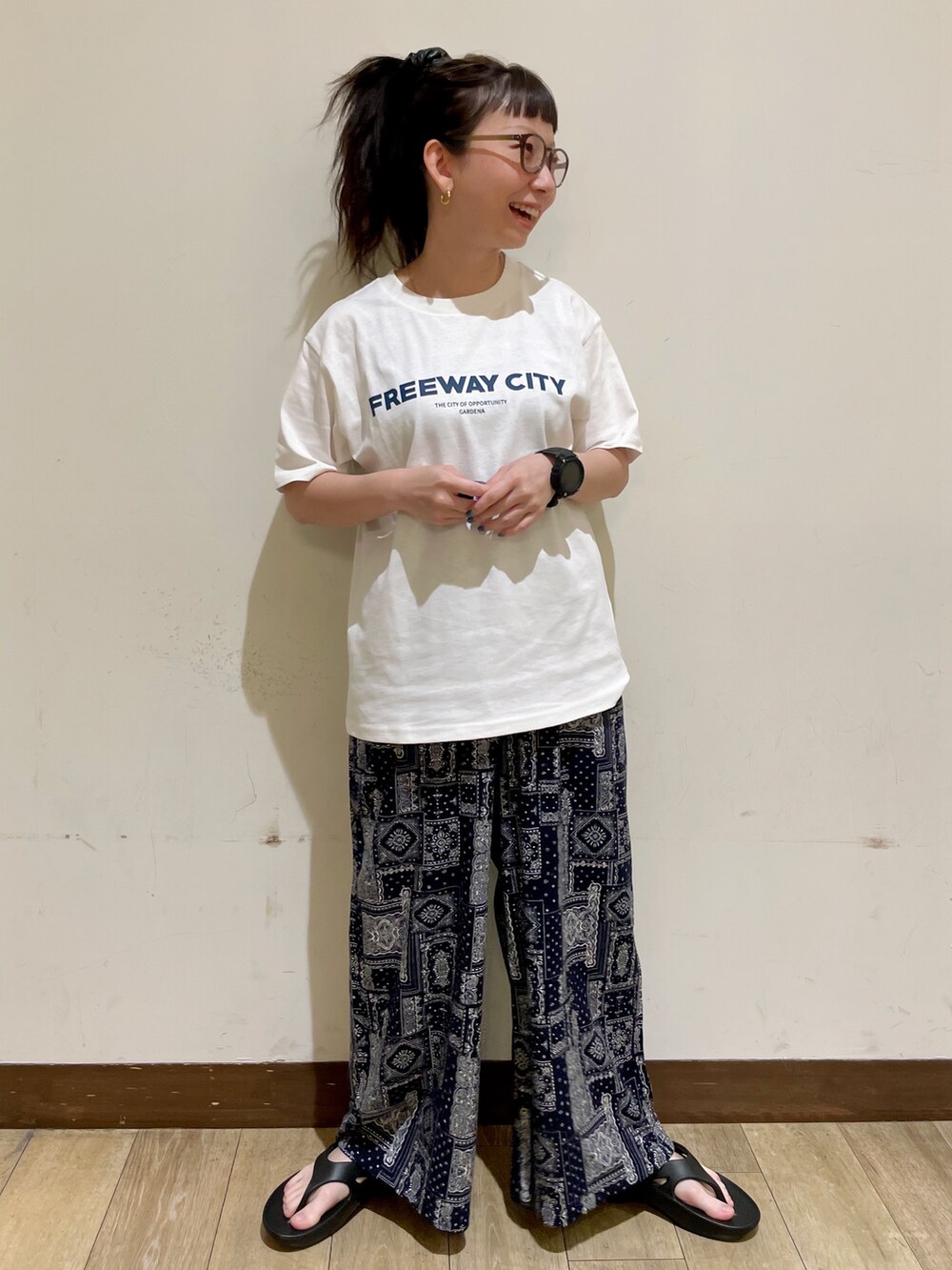 ブルー系のシャツ/ブラウス、ホワイト系のTシャツ/カットソー、ブルー系のその他パンツを着用したレディースの夏コーディネートの7枚目の写真