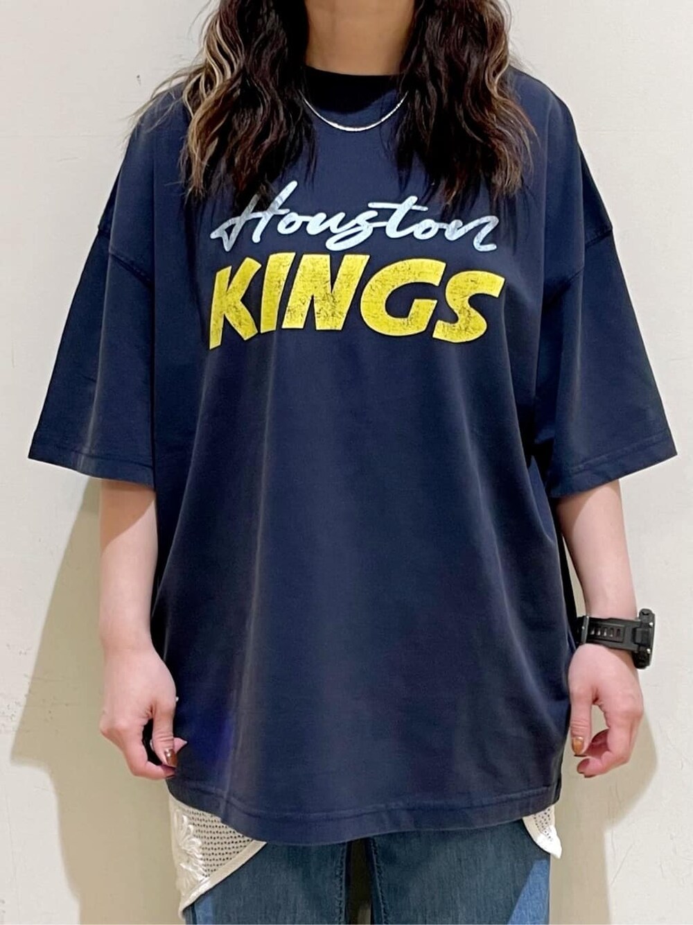 ブルー系のTシャツ/カットソー、ベージュ系のテーラードジャケット、ブルー系のデニムパンツを着用したレディースの春コーディネートの8枚目の写真