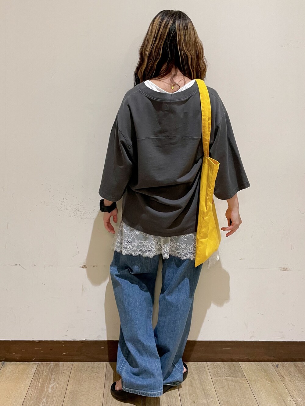 グレー系のTシャツ/カットソー、ホワイト系のTシャツ/カットソー、ブルー系のデニムパンツを着用したレディースの夏コーディネートの2枚目の写真