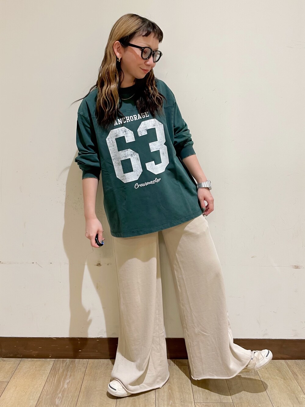 ブルー系のシャツ/ブラウス、グリーン系のTシャツ/カットソー、ベージュ系のその他パンツを着用したレディースの秋コーディネートの7枚目の写真