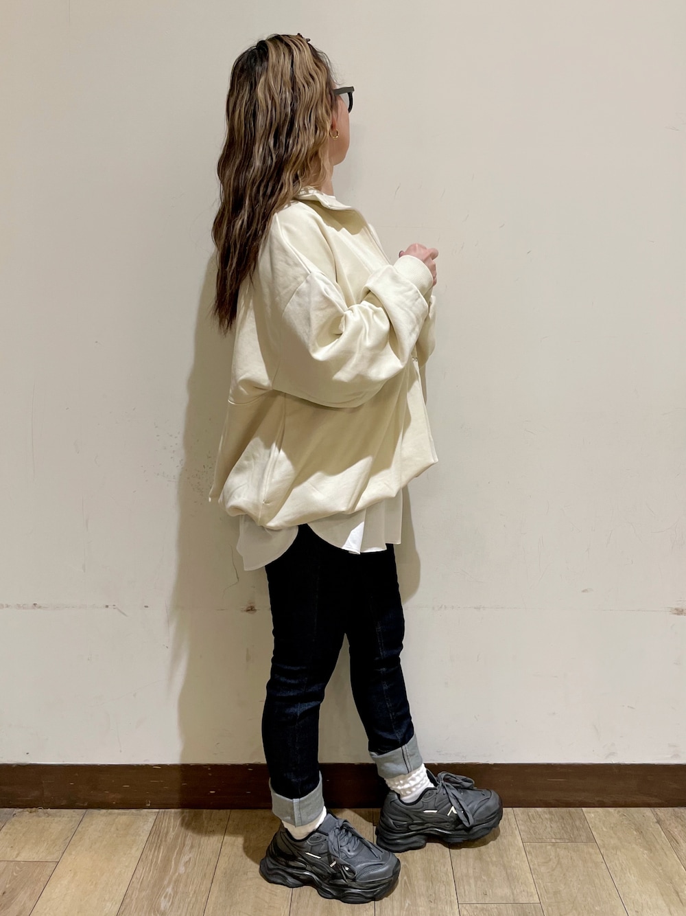 ベージュ系のスウェット、ホワイト系のTシャツ/カットソー、ブルー系のその他パンツを着用したレディースの秋コーディネートの4枚目の写真