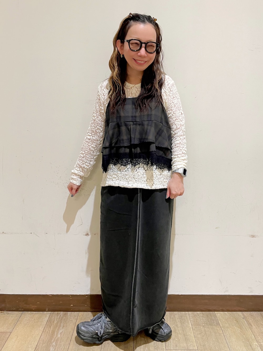 ブルー系のブルゾン、ホワイト系のTシャツ/カットソー、ブラウン系のシャツ/ブラウスを着用したレディースの秋コーディネートの7枚目の写真