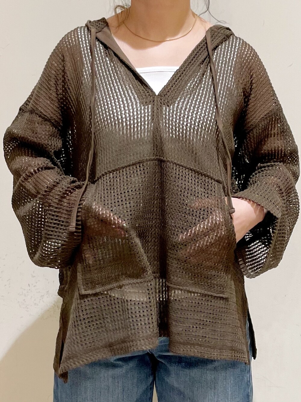 ブラウン系のTシャツ/カットソー、ホワイト系のタンクトップ、ブルー系のデニムパンツを着用したレディースの夏コーディネートの6枚目の写真