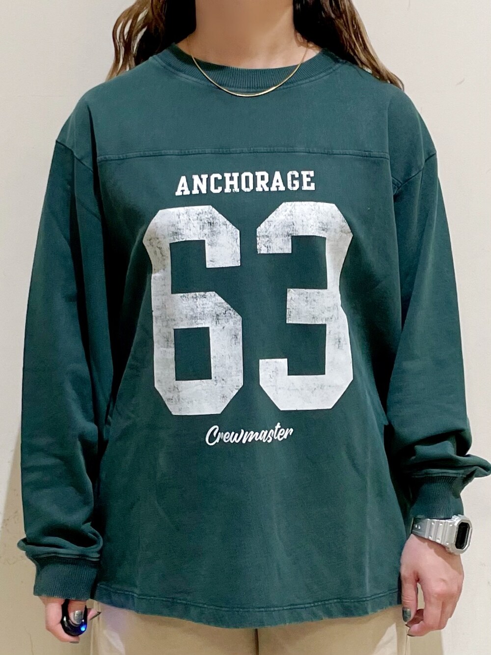 ブルー系のシャツ/ブラウス、グリーン系のTシャツ/カットソー、ベージュ系のその他パンツを着用したレディースの秋コーディネートの8枚目の写真