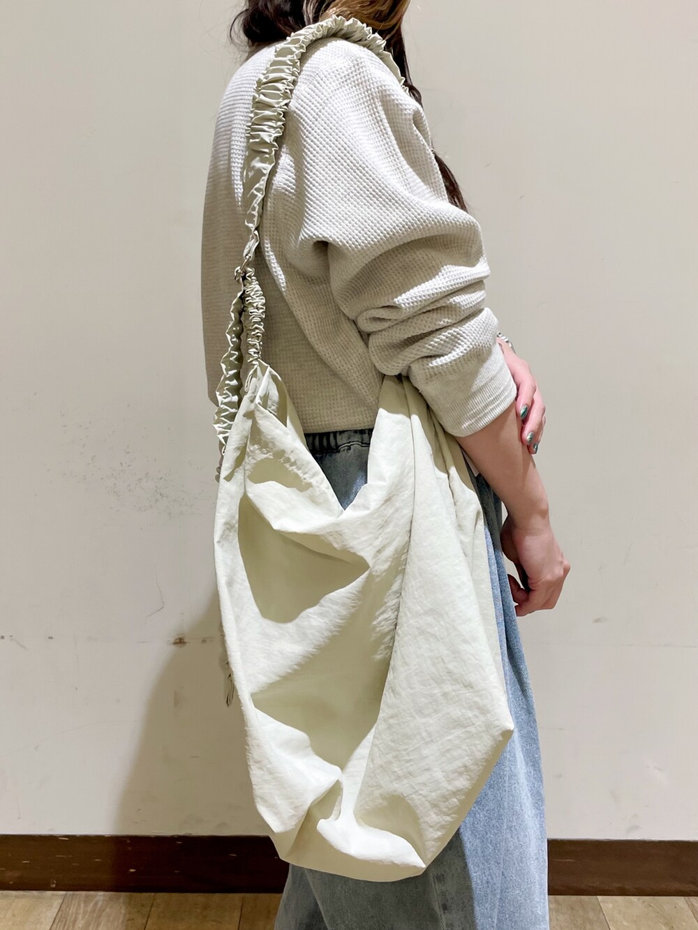 ホワイト系のTシャツ/カットソー、ベージュ系のショルダーバッグ、ブルー系のその他パンツを着用したレディースの秋コーディネートの3枚目の写真