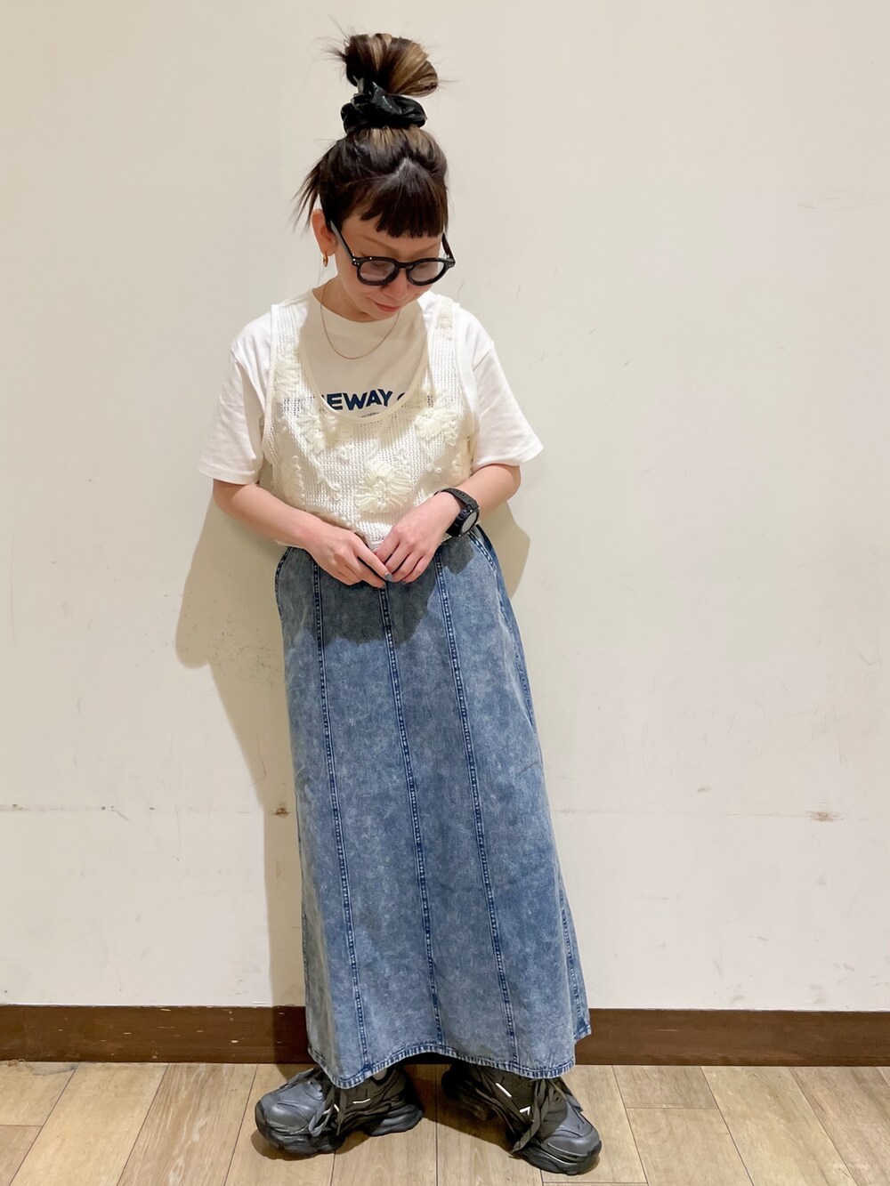 ホワイト系のTシャツ/カットソー、ベージュ系のトートバッグ、ホワイト系のベストを着用したレディースの夏コーディネートの5枚目の写真