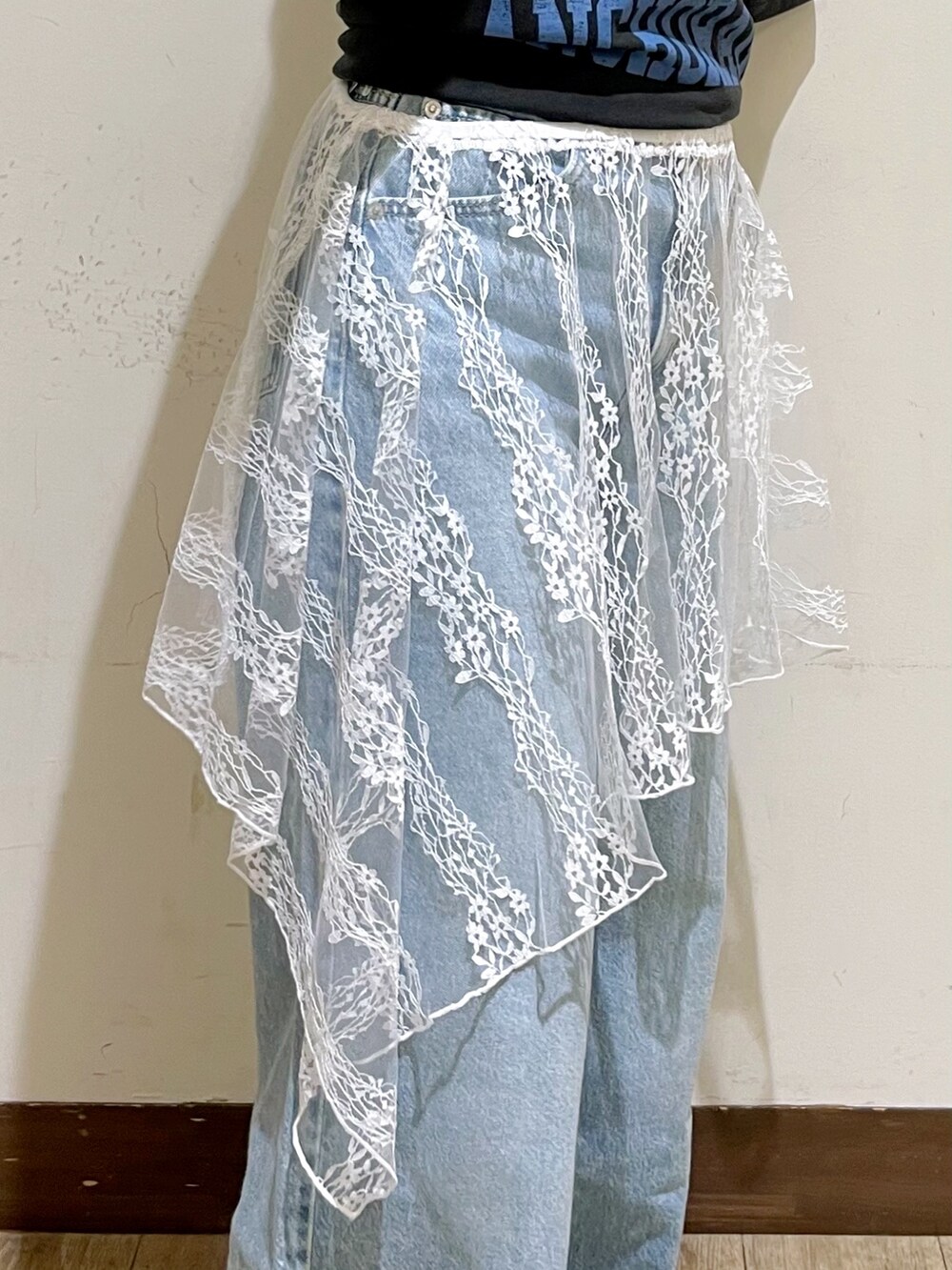 グレー系のTシャツ/カットソー、ブルー系のその他パンツ、ホワイト系のスカートを着用したレディースの夏コーディネートの6枚目の写真