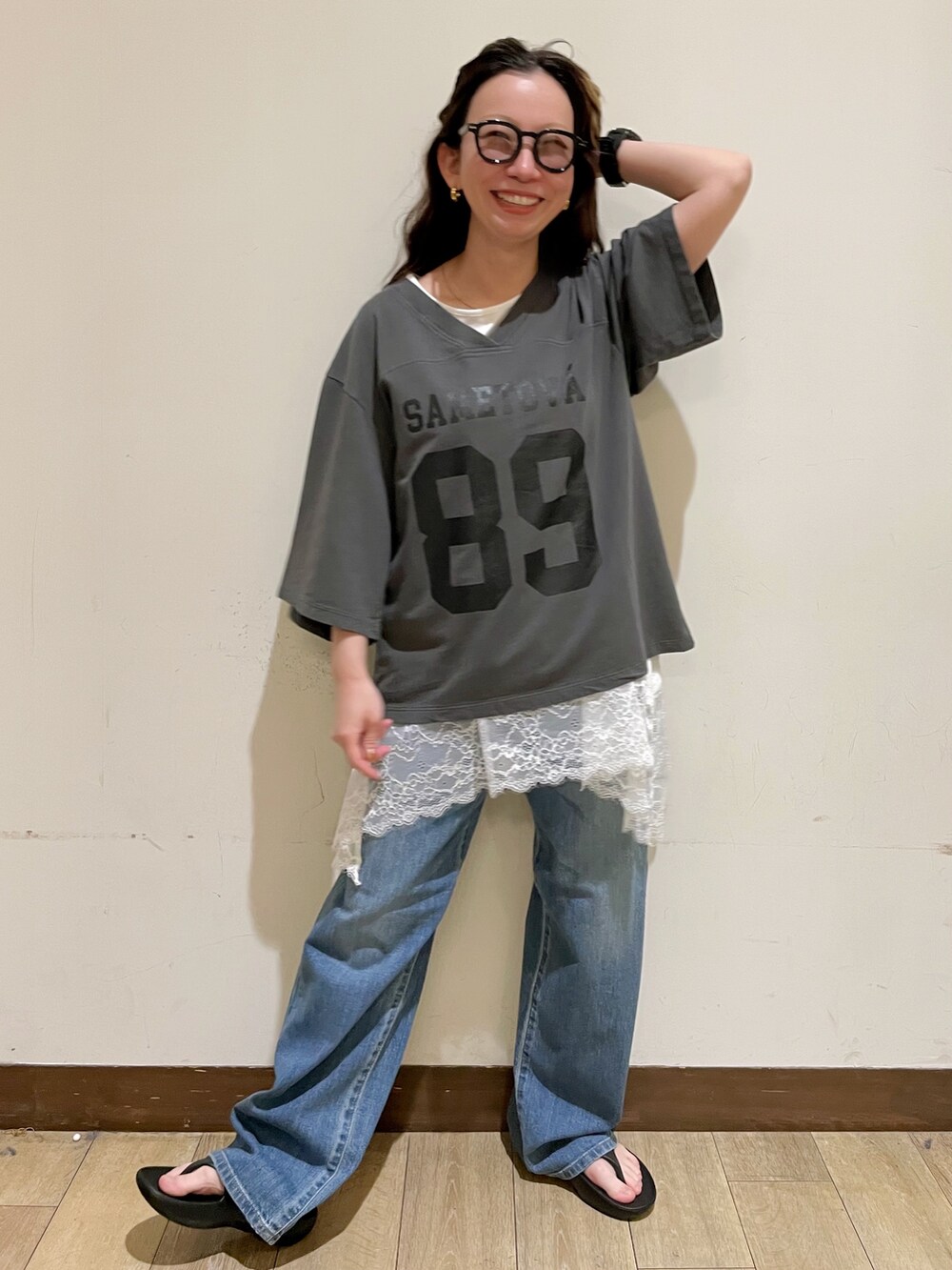グレー系のTシャツ/カットソー、ホワイト系のTシャツ/カットソー、ブルー系のデニムパンツを着用したレディースの夏コーディネートの5枚目の写真