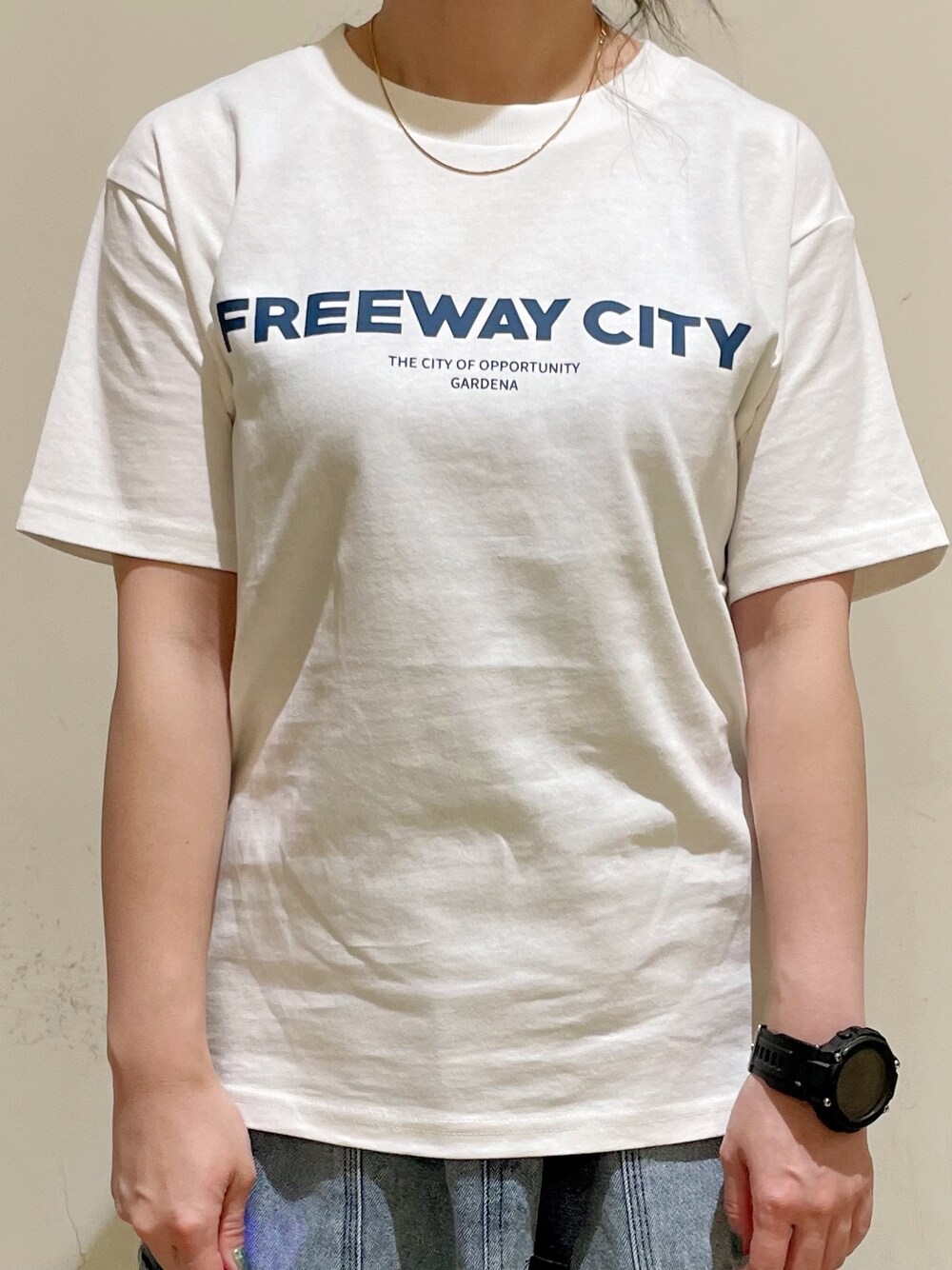 ホワイト系のTシャツ/カットソー、グリーン系のサンダル、ホワイト系のショルダーバッグを着用したレディースの夏コーディネートの7枚目の写真