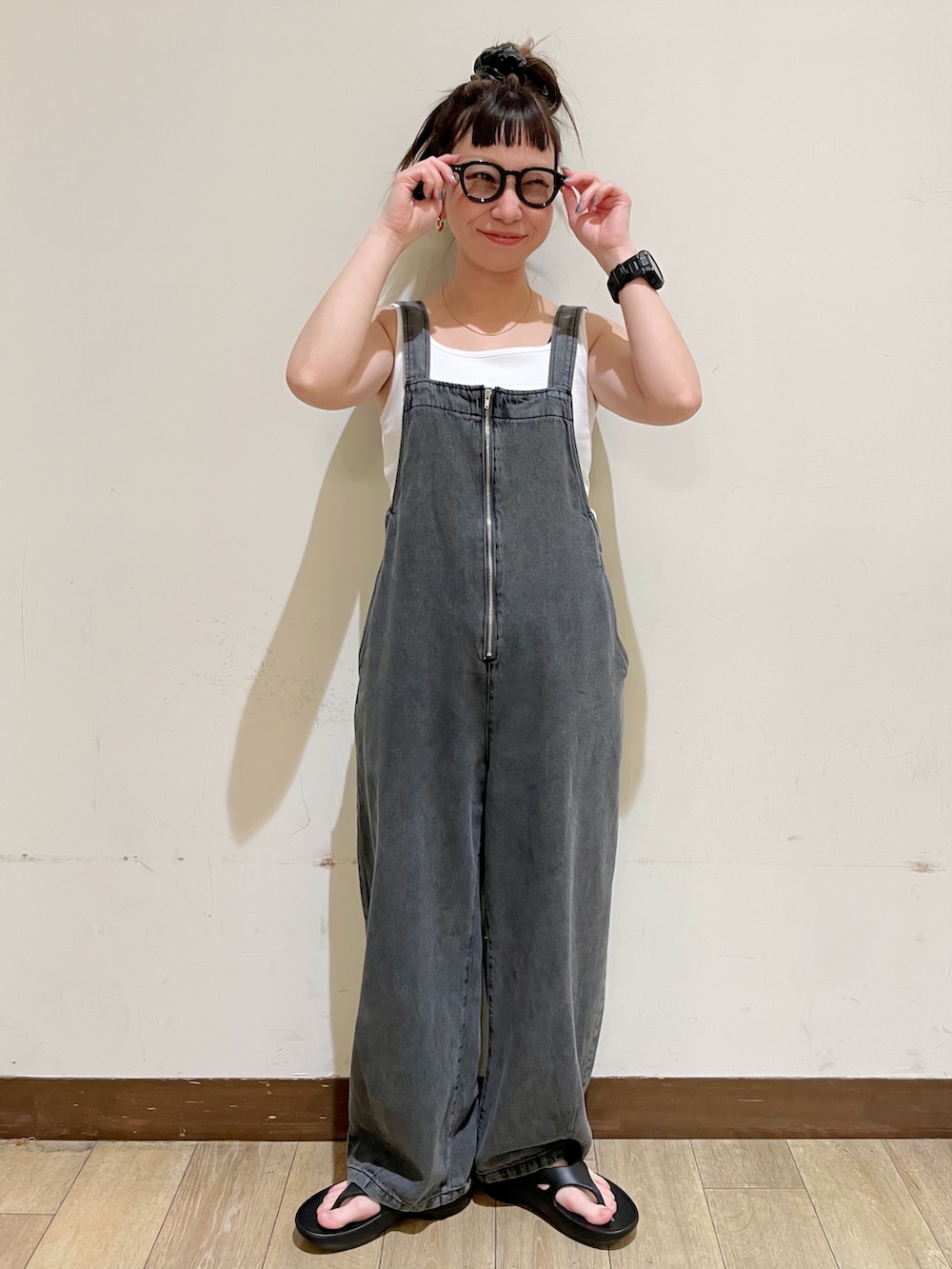 ブラック系のシャツ/ブラウス、ホワイト系のタンクトップ、ブラック系のサロペット/オーバーオールを着用したレディースの夏コーディネートの8枚目の写真