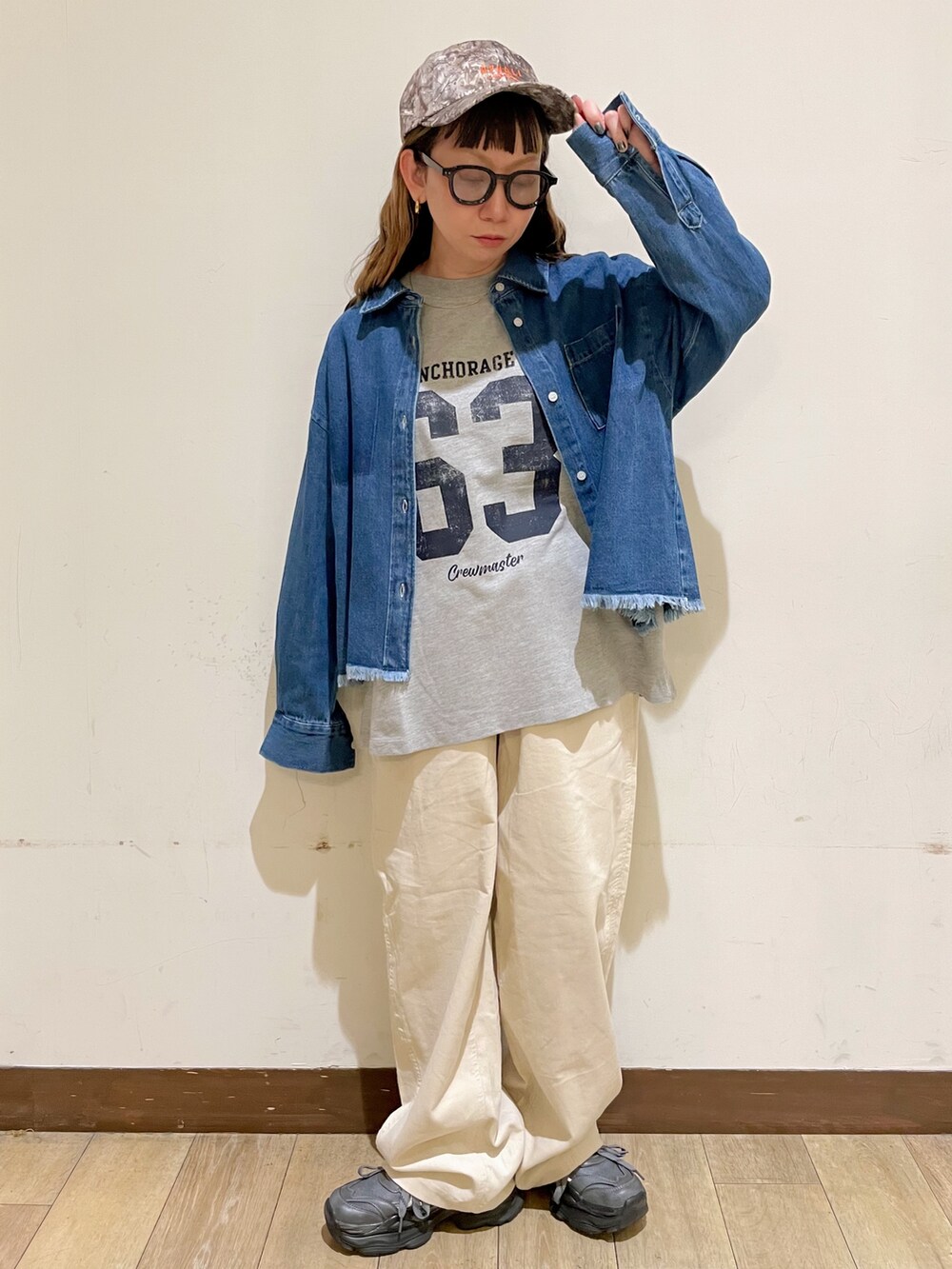 ブルー系のシャツ/ブラウス、グレー系のTシャツ/カットソー、ホワイト系のその他パンツを着用したレディースの秋コーディネートの7枚目の写真