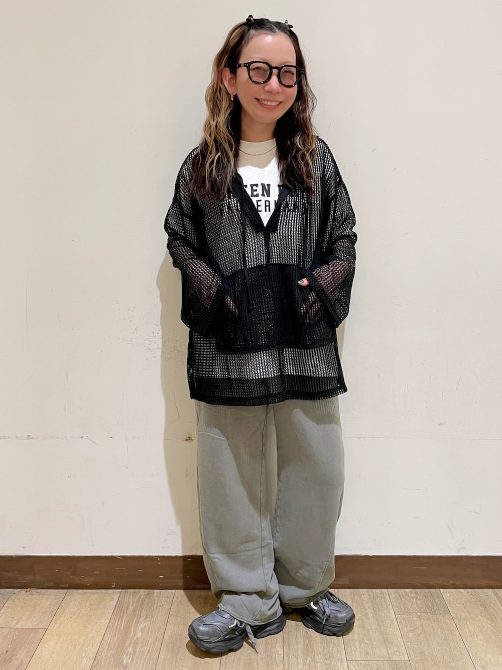 ブラック系のTシャツ/カットソー、ホワイト系のTシャツ/カットソー、グレー系のその他パンツを着用したレディースの秋コーディネートの5枚目の写真