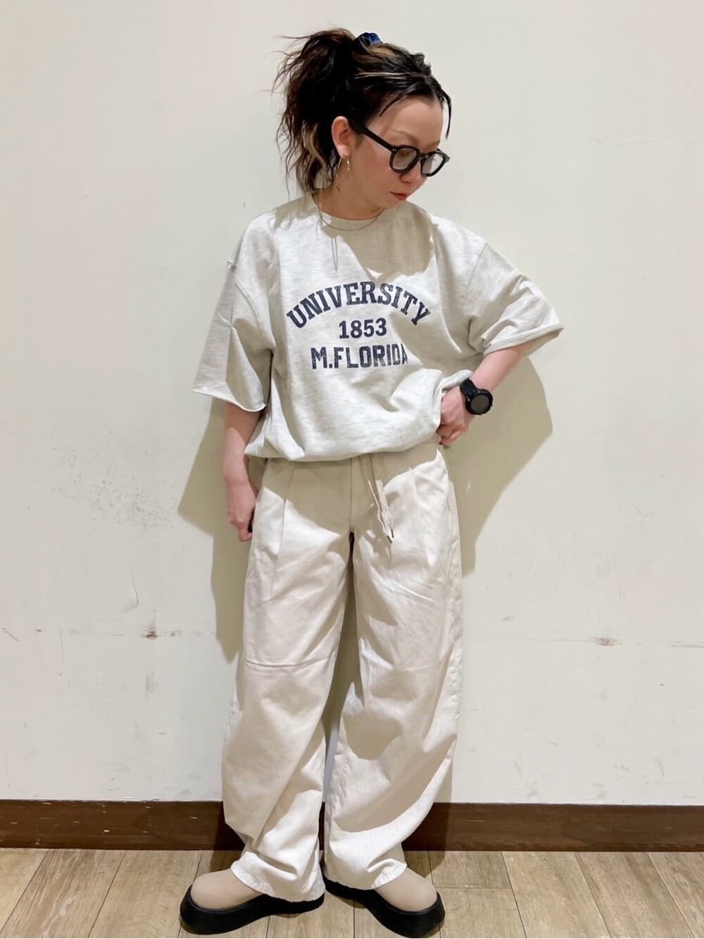 ホワイト系のTシャツ/カットソー、ホワイト系のその他パンツ、ブルー系のその他を着用したレディースの春コーディネートの6枚目の写真