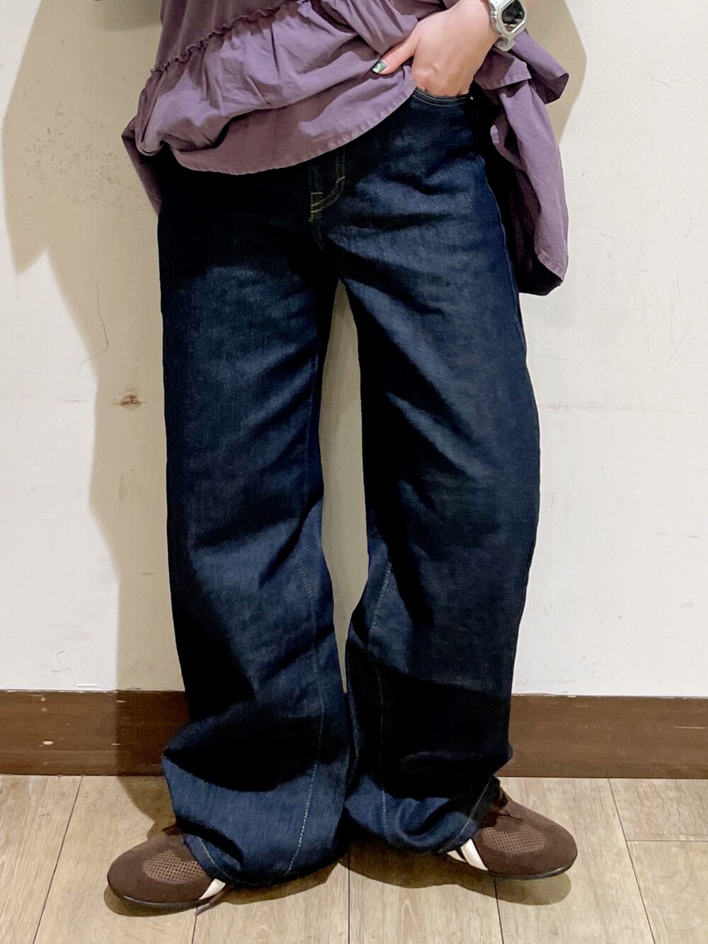 ブラウン系のシャツ/ブラウス、パープル系のTシャツ/カットソー、ブルー系のデニムパンツを着用したレディースの夏コーディネートの9枚目の写真