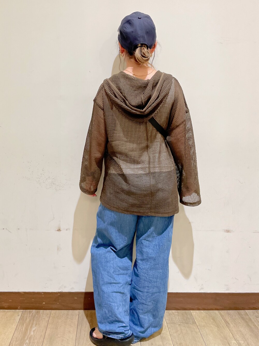ブラウン系のTシャツ/カットソー、ホワイト系のタンクトップ、ブルー系のデニムパンツを着用したレディースの夏コーディネートの2枚目の写真